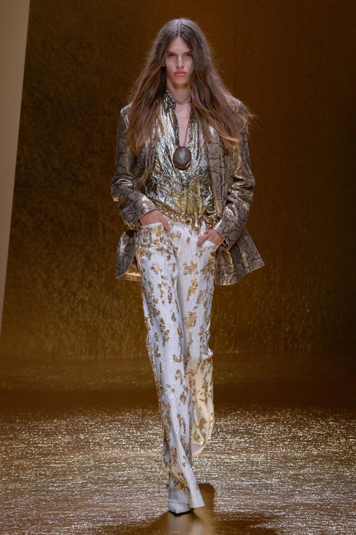 Roberto Cavalli Xuân/Hè 2026 mang sắc vàng lên sàn diễn Roberto Cavalli Xuân/Hè 2026 mang sắc vàng lên sàn diễn