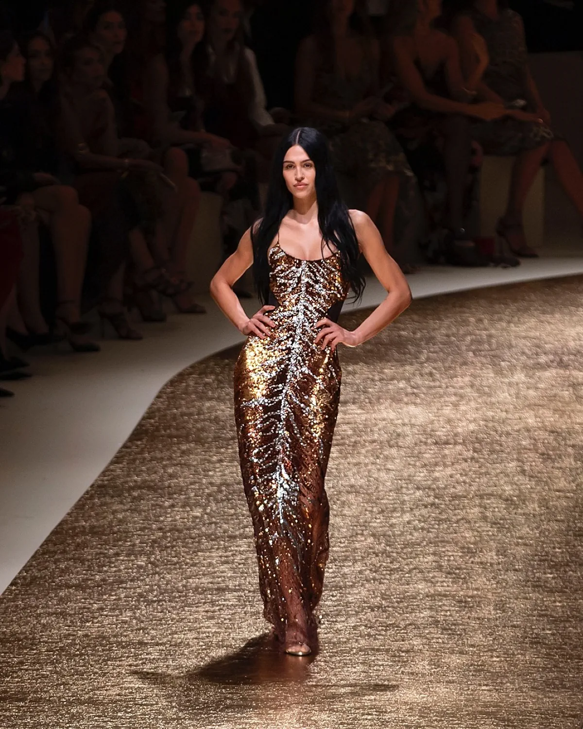 Roberto Cavalli Xuân/Hè 2026 mang sắc vàng lên sàn diễn Roberto Cavalli Xuân/Hè 2026 mang sắc vàng lên sàn diễn