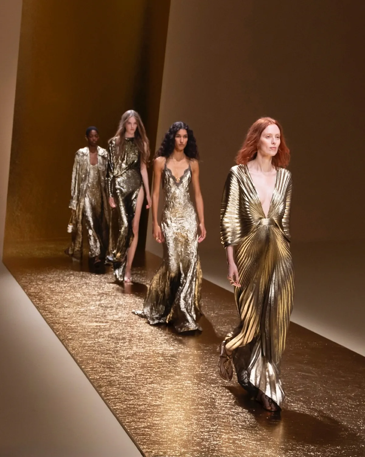 Roberto Cavalli Xuân/Hè 2026 mang sắc vàng lên sàn diễn Roberto Cavalli Xuân/Hè 2026 mang sắc vàng lên sàn diễn