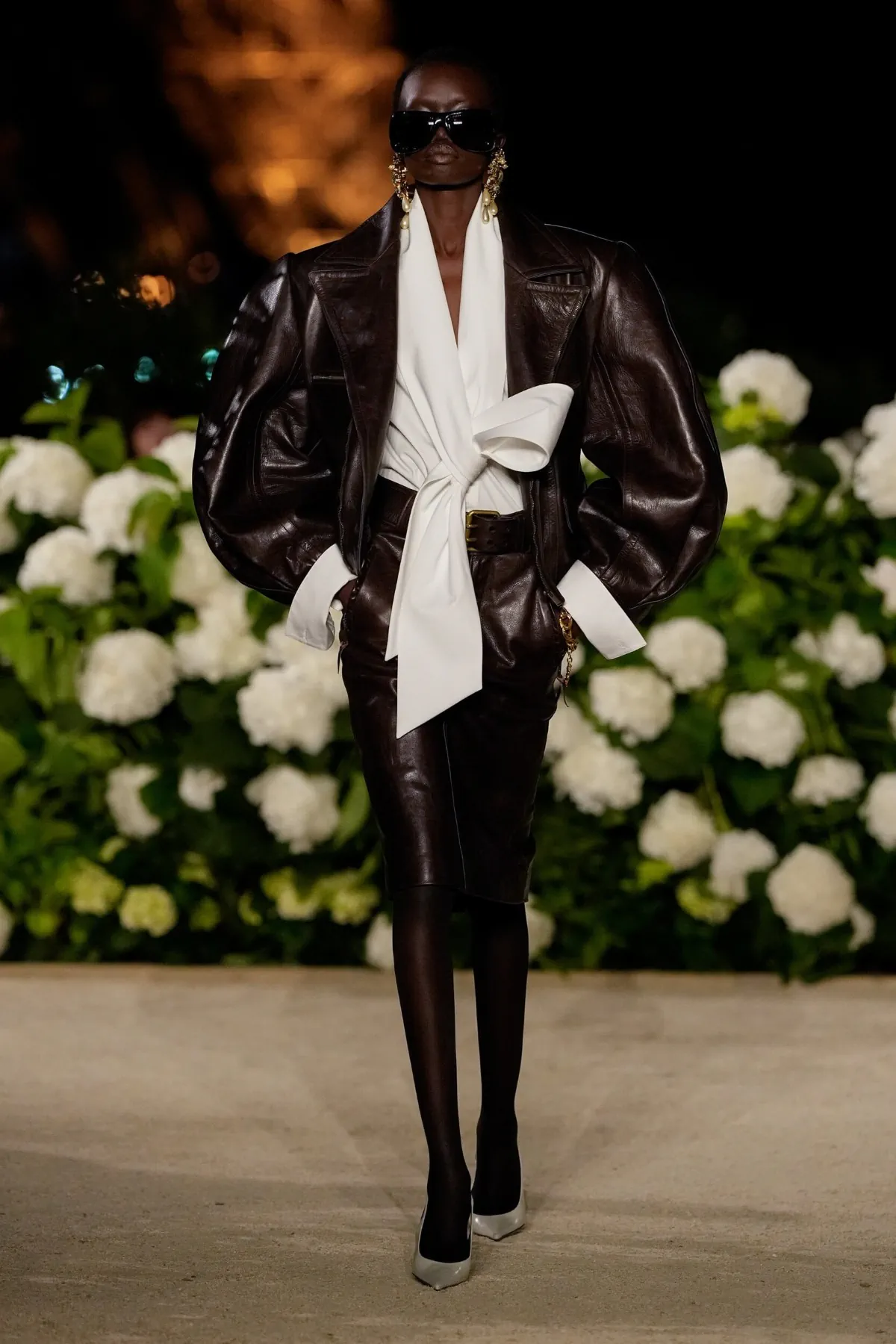 Saint Laurent Xuân/Hè 2026: Màn đối thoại giữa quyền lực và sự lãng mạn dưới chân tháp Eiffel Saint Laurent Xuân/Hè 2026: Màn đối thoại giữa quyền lực và sự lãng mạn dưới chân tháp Eiffel