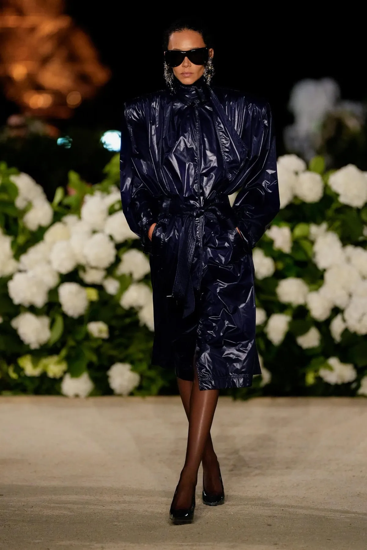 Saint Laurent Xuân/Hè 2026: Màn đối thoại giữa quyền lực và sự lãng mạn dưới chân tháp Eiffel Saint Laurent Xuân/Hè 2026: Màn đối thoại giữa quyền lực và sự lãng mạn dưới chân tháp Eiffel