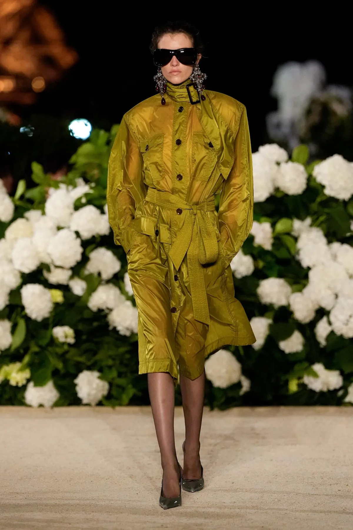 Saint Laurent Xuân/Hè 2026: Màn đối thoại giữa quyền lực và sự lãng mạn dưới chân tháp Eiffel Saint Laurent Xuân/Hè 2026: Màn đối thoại giữa quyền lực và sự lãng mạn dưới chân tháp Eiffel