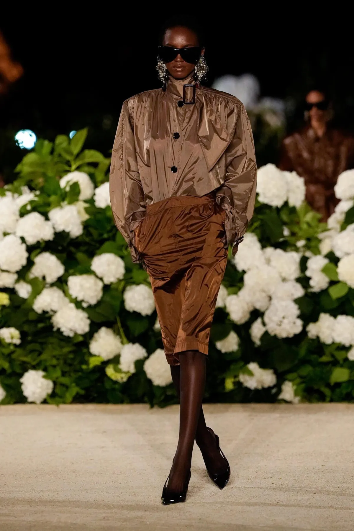 Saint Laurent Xuân/Hè 2026: Màn đối thoại giữa quyền lực và sự lãng mạn dưới chân tháp Eiffel Saint Laurent Xuân/Hè 2026: Màn đối thoại giữa quyền lực và sự lãng mạn dưới chân tháp Eiffel