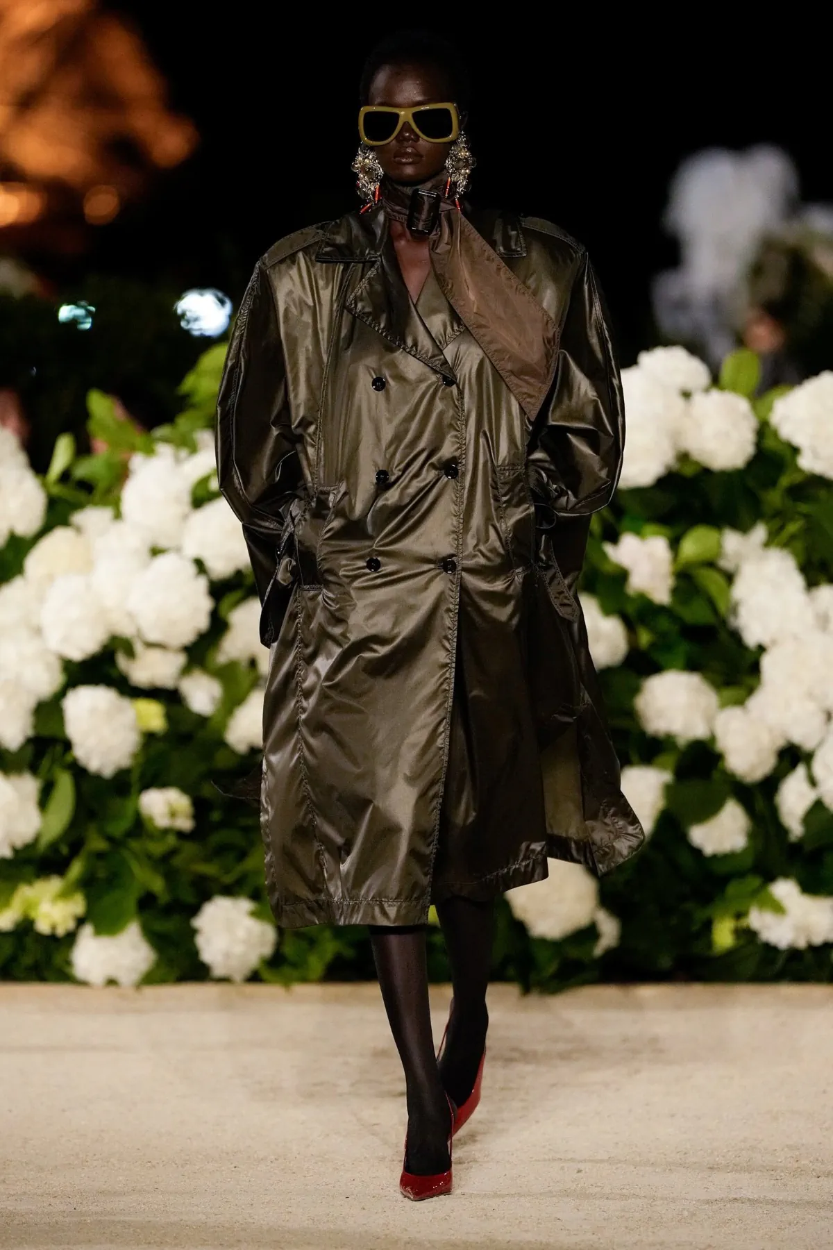 Saint Laurent Xuân/Hè 2026: Màn đối thoại giữa quyền lực và sự lãng mạn dưới chân tháp Eiffel Saint Laurent Xuân/Hè 2026: Màn đối thoại giữa quyền lực và sự lãng mạn dưới chân tháp Eiffel