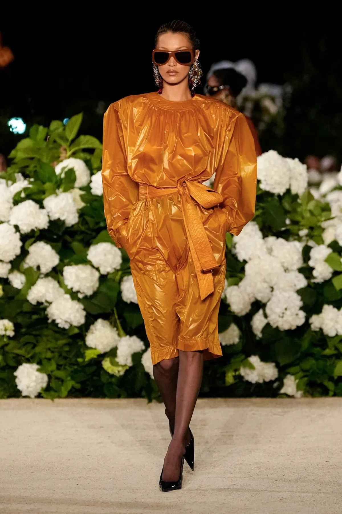 Saint Laurent Xuân/Hè 2026: Màn đối thoại giữa quyền lực và sự lãng mạn dưới chân tháp Eiffel Saint Laurent Xuân/Hè 2026: Màn đối thoại giữa quyền lực và sự lãng mạn dưới chân tháp Eiffel
