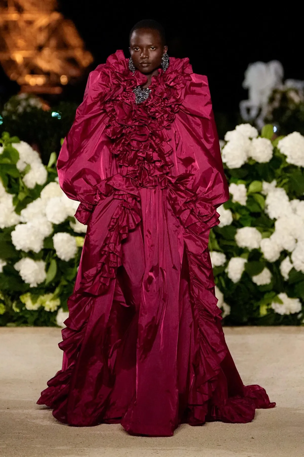 Saint Laurent Xuân/Hè 2026: Màn đối thoại giữa quyền lực và sự lãng mạn dưới chân tháp Eiffel Saint Laurent Xuân/Hè 2026: Màn đối thoại giữa quyền lực và sự lãng mạn dưới chân tháp Eiffel
