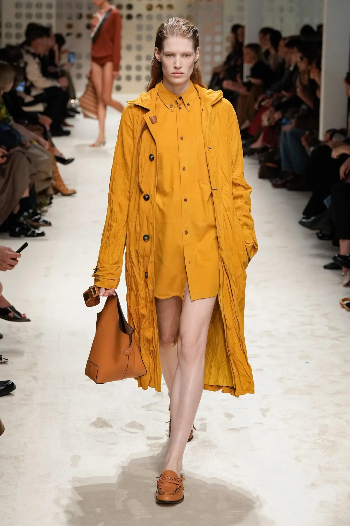 Tod's Xuân/Hè 2026: Vẻ đẹp thầm lặng của tay nghề thủ công Ý Tod's Xuân/Hè 2026: Vẻ đẹp thầm lặng của tay nghề thủ công Ý