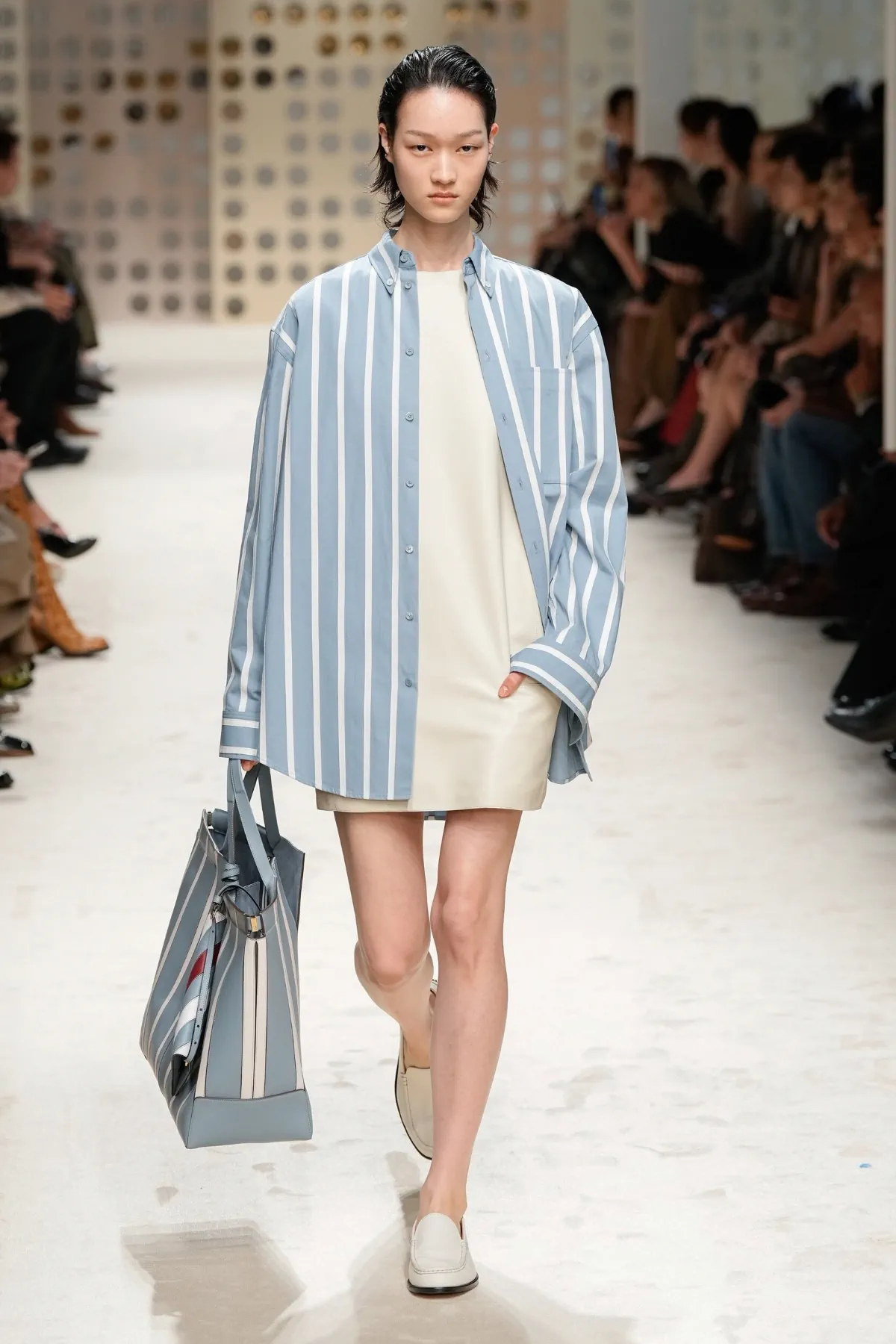 Tod's Xuân/Hè 2026: Vẻ đẹp thầm lặng của tay nghề thủ công Ý Tod's Xuân/Hè 2026: Vẻ đẹp thầm lặng của tay nghề thủ công Ý