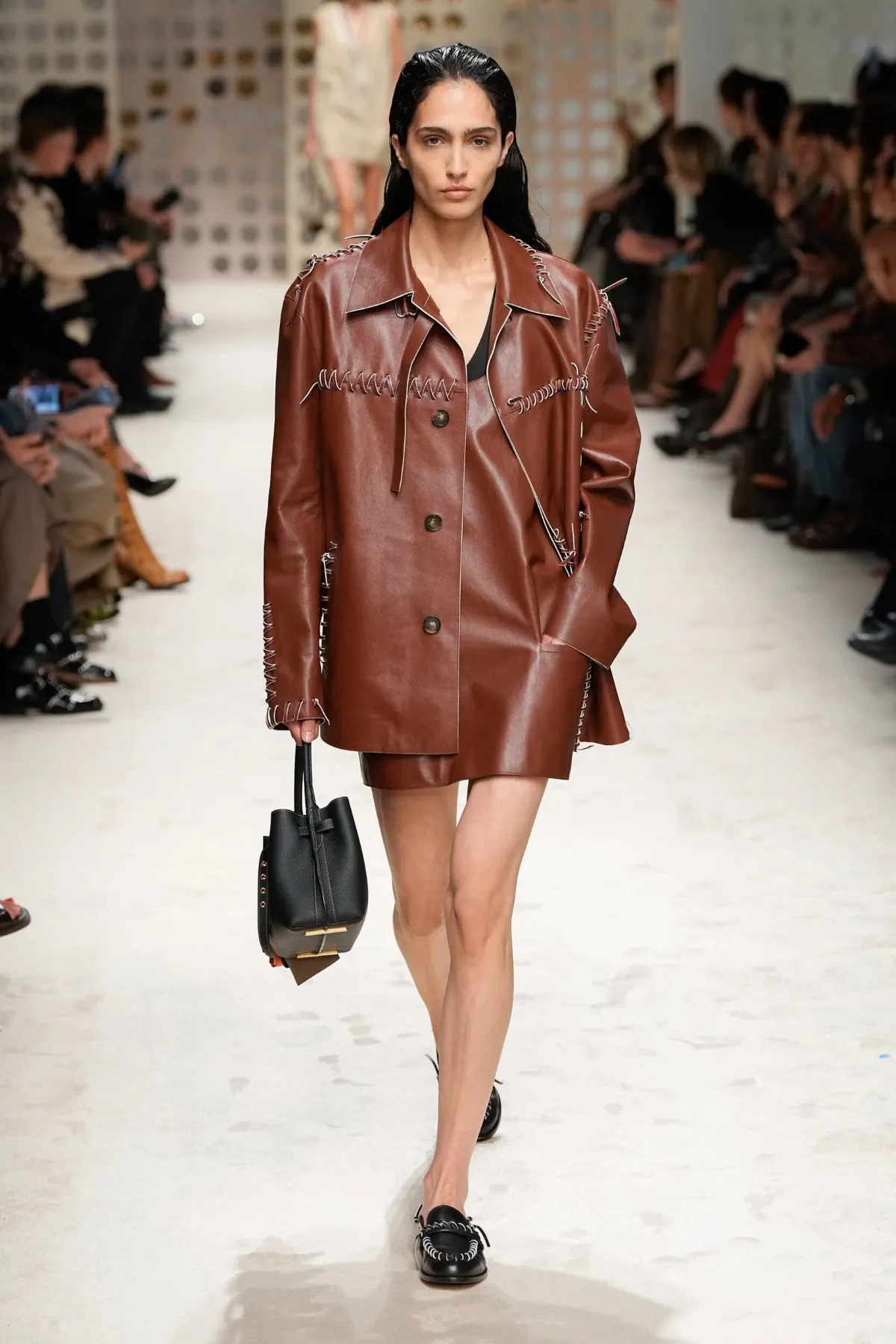 Tod's Xuân/Hè 2026: Vẻ đẹp thầm lặng của tay nghề thủ công Ý Tod's Xuân/Hè 2026: Vẻ đẹp thầm lặng của tay nghề thủ công Ý