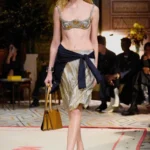 Versace Xuân/Hè 2026 mang vẻ quyến rũ Ý trở về với thực tại