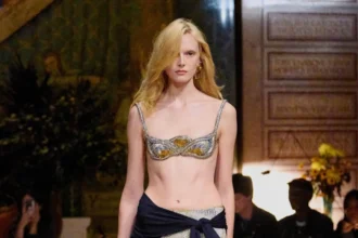 Versace Xuân/Hè 2026 mang vẻ quyến rũ Ý trở về với thực tại