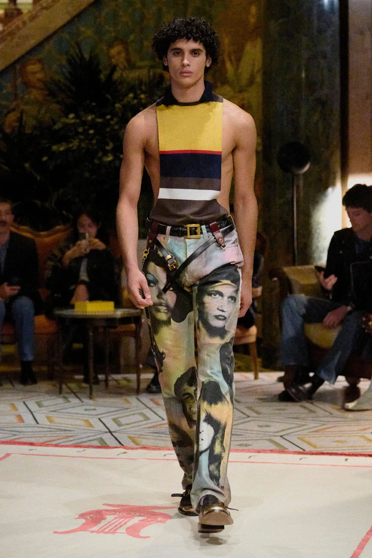 Versace Xuân/Hè 2026 mang vẻ quyến rũ Ý trở về với thực tại Versace Xuân/Hè 2026 mang vẻ quyến rũ Ý trở về với thực tại