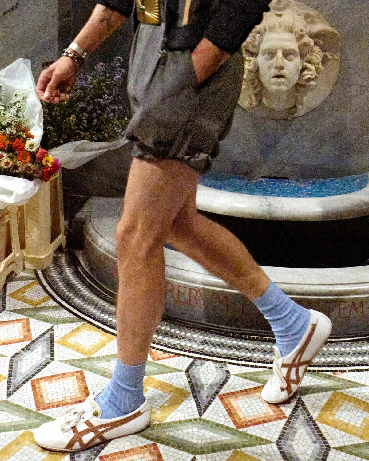 Versace Xuân/Hè 2026 mang vẻ quyến rũ Ý trở về với thực tại Versace Xuân/Hè 2026 mang vẻ quyến rũ Ý trở về với thực tại