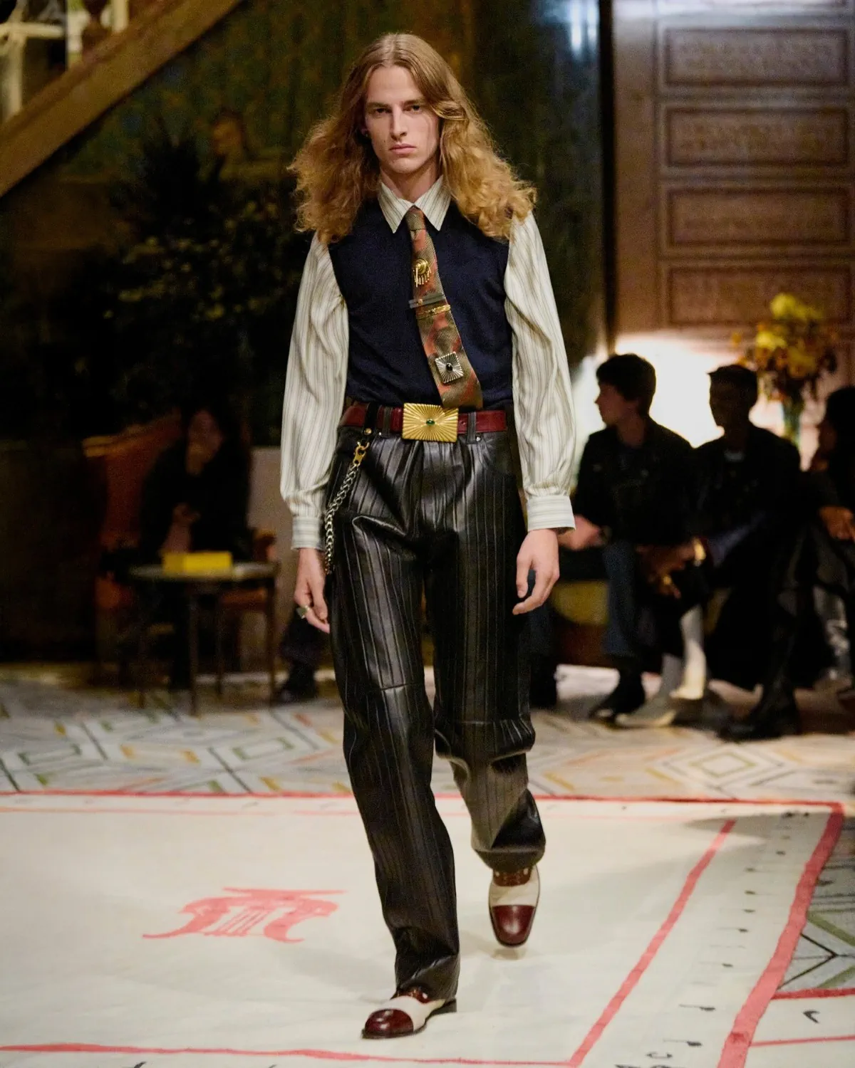 Versace Xuân/Hè 2026 mang vẻ quyến rũ Ý trở về với thực tại Versace Xuân/Hè 2026 mang vẻ quyến rũ Ý trở về với thực tại