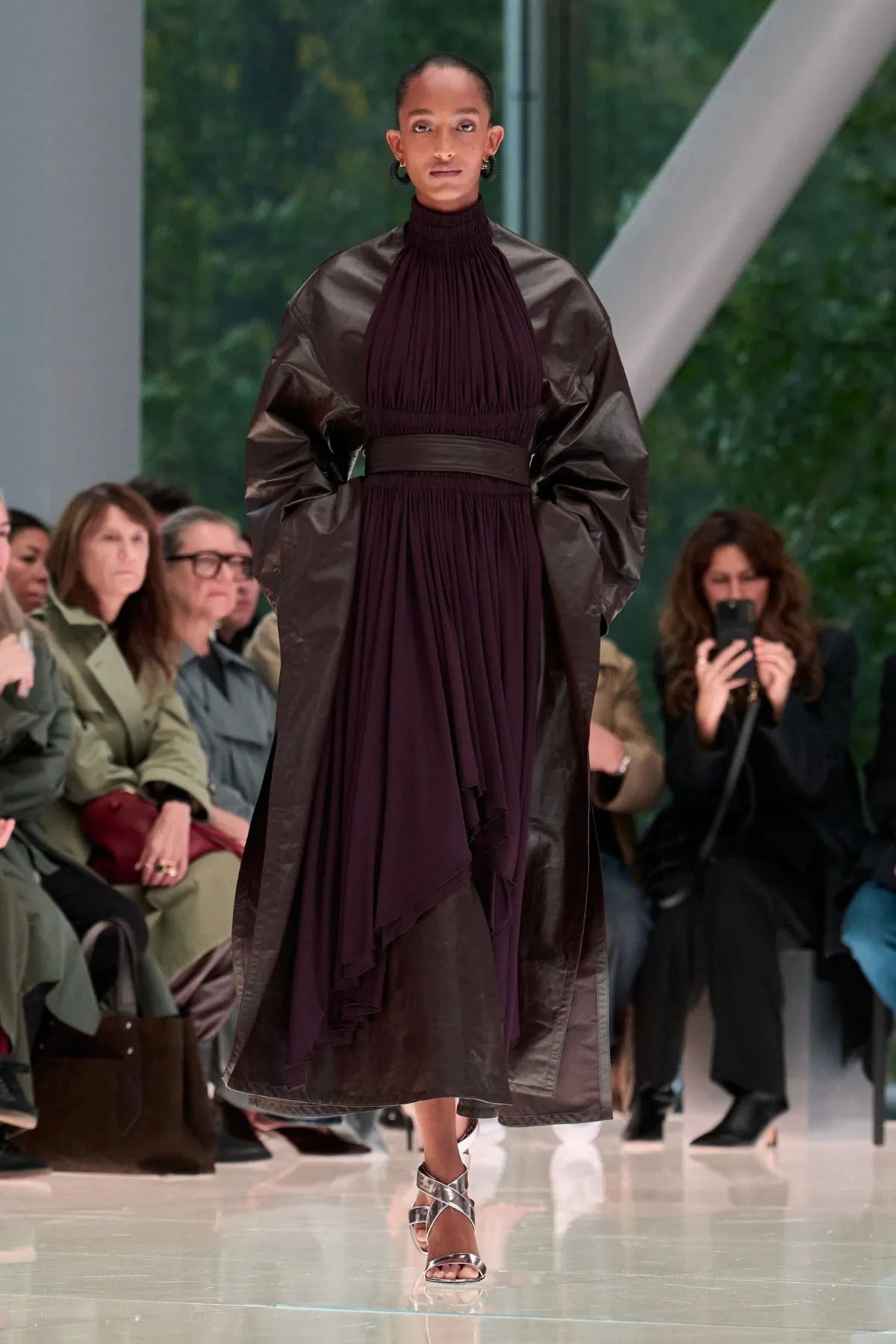 Alaïa Đông/Xuân 2026: Vẻ đẹp của sự đối lập Alaïa Đông/Xuân 2026: Vẻ đẹp của sự đối lập