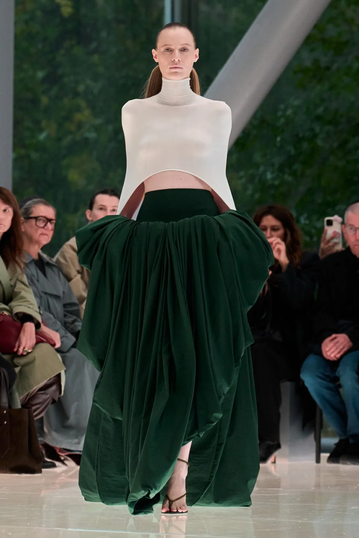 Alaïa Đông/Xuân 2026: Vẻ đẹp của sự đối lập Alaïa Đông/Xuân 2026: Vẻ đẹp của sự đối lập