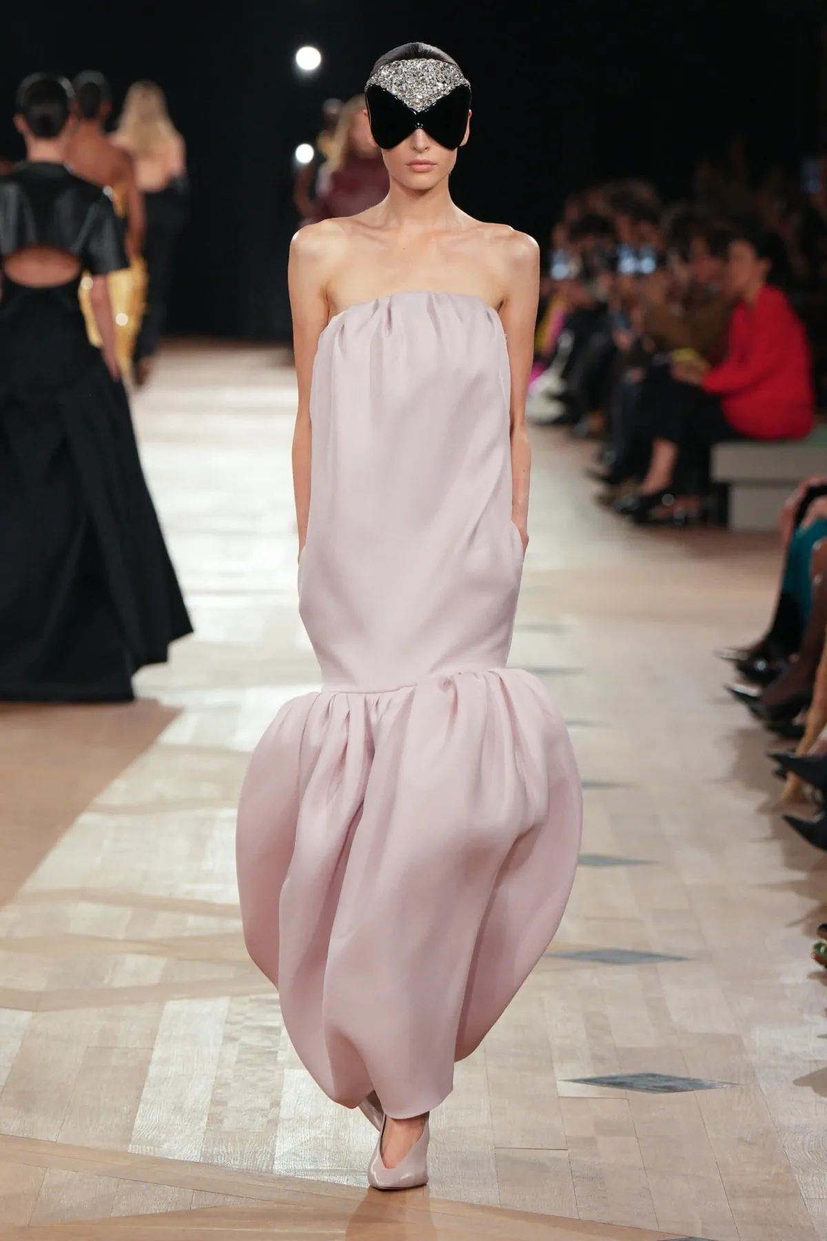 Balenciaga Xuân/Hè 2026: Tạm biệt streetwear Balenciaga Xuân/Hè 2026: Tạm biệt streetwear