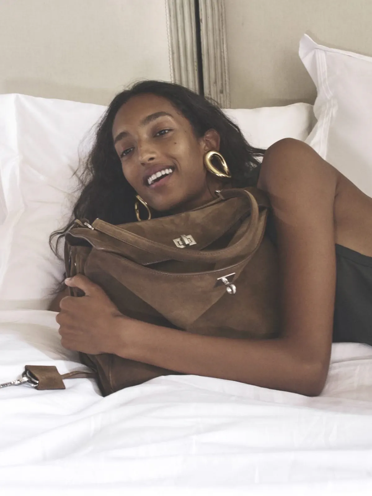 Balenciaga ra mắt chiến dịch quảng cáo đầu tiên dưới thời Pierpaolo Piccioli Balenciaga ra mắt chiến dịch quảng cáo đầu tiên dưới thời Pierpaolo Piccioli