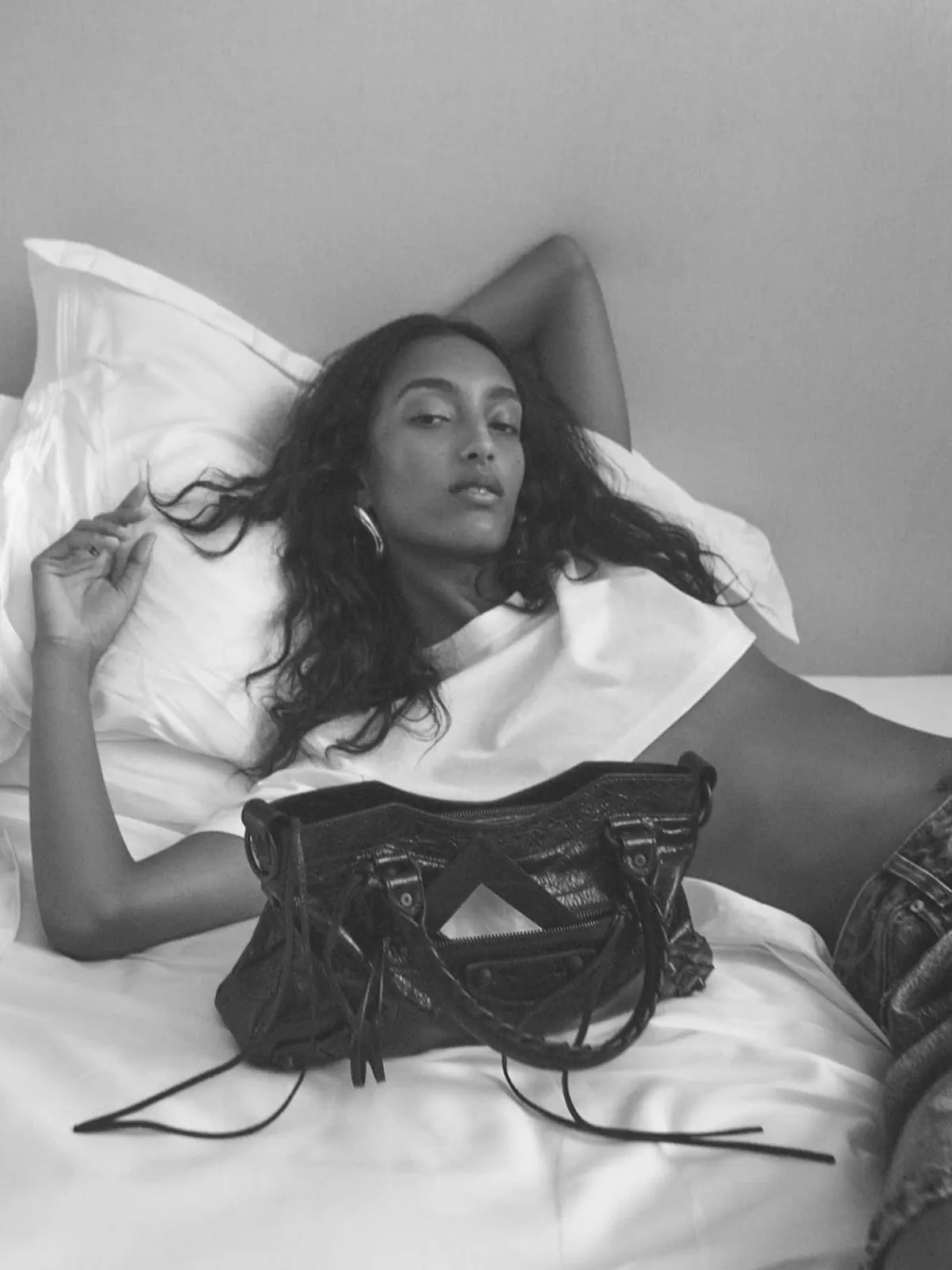 Balenciaga ra mắt chiến dịch quảng cáo đầu tiên dưới thời Pierpaolo Piccioli Balenciaga ra mắt chiến dịch quảng cáo đầu tiên dưới thời Pierpaolo Piccioli