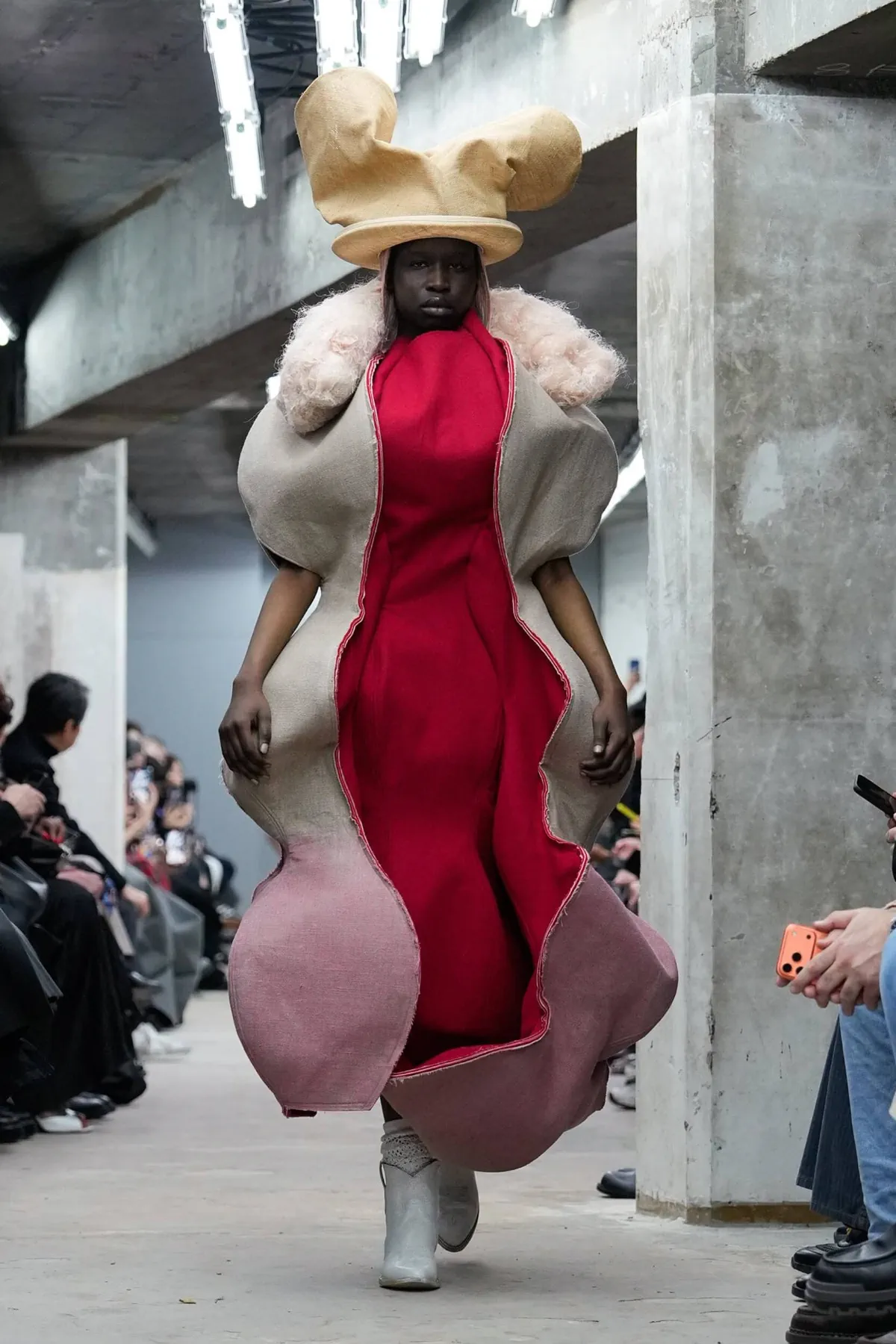 Comme des Garçons Xuân/Hè 2026: Vẻ đẹp trỗi dậy từ đống tro tàn Comme des Garçons Xuân/Hè 2026: Vẻ đẹp trỗi dậy từ đống tro tàn