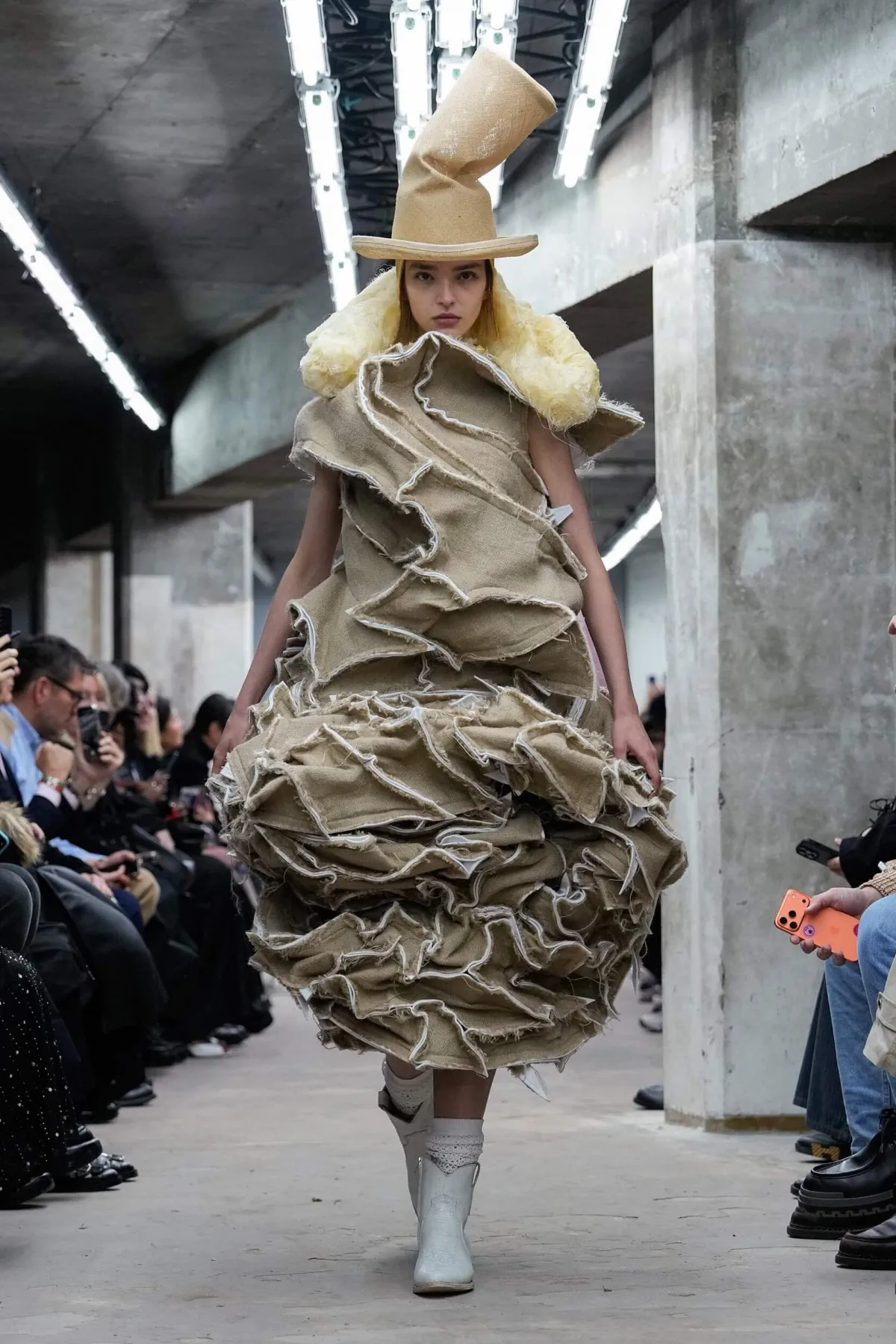 Comme des Garçons Xuân/Hè 2026: Vẻ đẹp trỗi dậy từ đống tro tàn Comme des Garçons Xuân/Hè 2026: Vẻ đẹp trỗi dậy từ đống tro tàn
