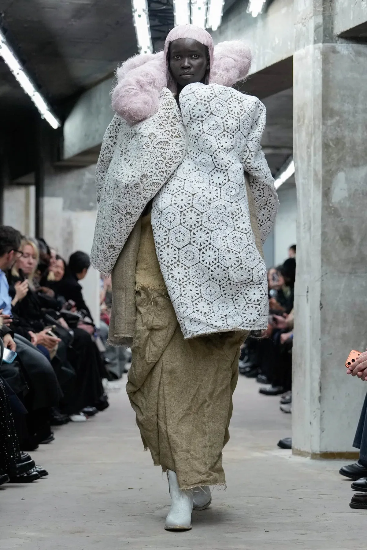 Comme des Garçons Xuân/Hè 2026: Vẻ đẹp trỗi dậy từ đống tro tàn Comme des Garçons Xuân/Hè 2026: Vẻ đẹp trỗi dậy từ đống tro tàn