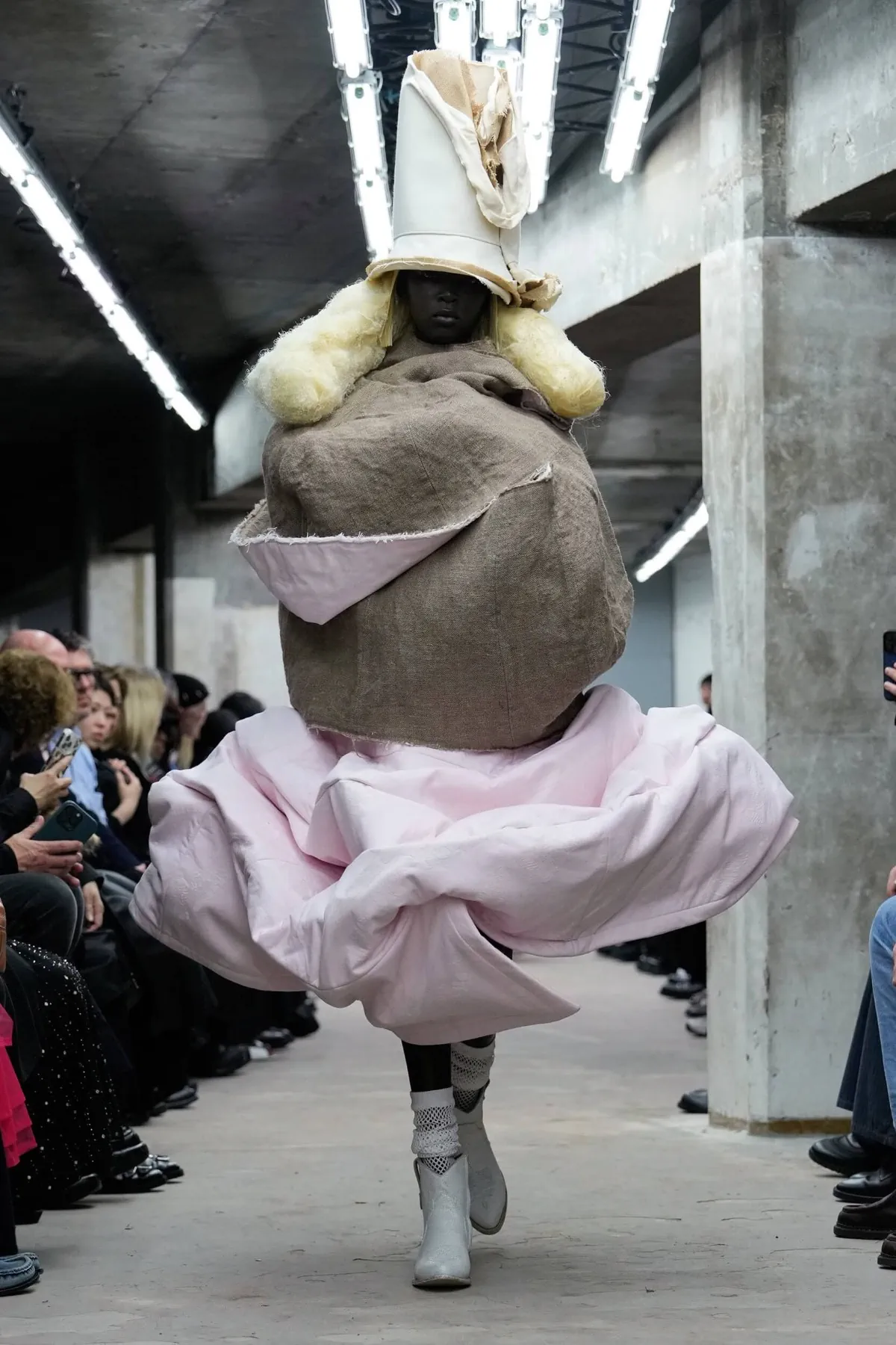 Comme des Garçons Xuân/Hè 2026: Vẻ đẹp trỗi dậy từ đống tro tàn Comme des Garçons Xuân/Hè 2026: Vẻ đẹp trỗi dậy từ đống tro tàn