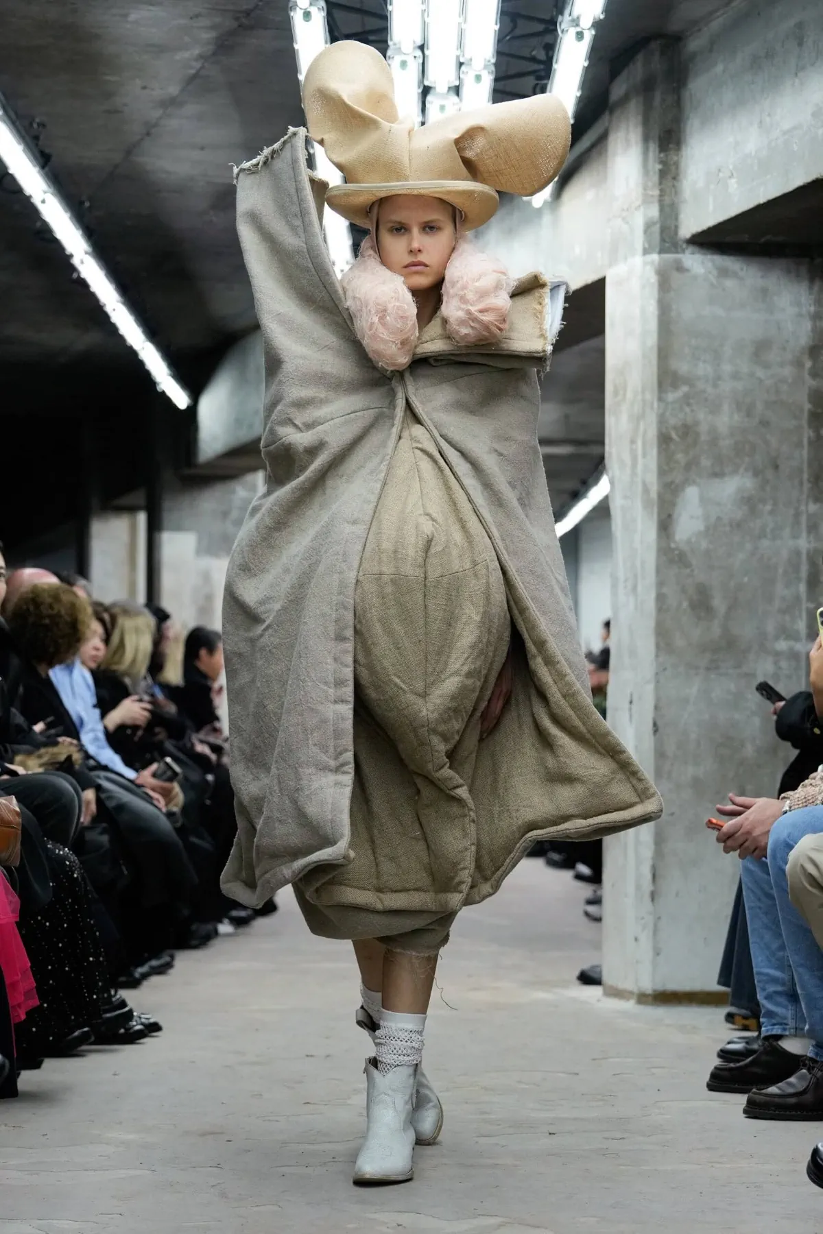 Comme des Garçons Xuân/Hè 2026: Vẻ đẹp trỗi dậy từ đống tro tàn Comme des Garçons Xuân/Hè 2026: Vẻ đẹp trỗi dậy từ đống tro tàn