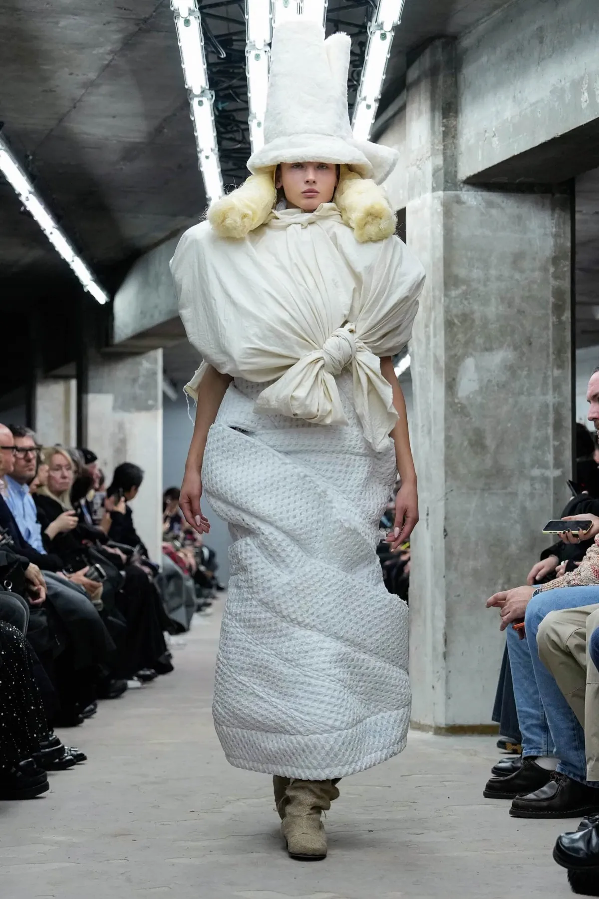Comme des Garçons Xuân/Hè 2026: Vẻ đẹp trỗi dậy từ đống tro tàn Comme des Garçons Xuân/Hè 2026: Vẻ đẹp trỗi dậy từ đống tro tàn