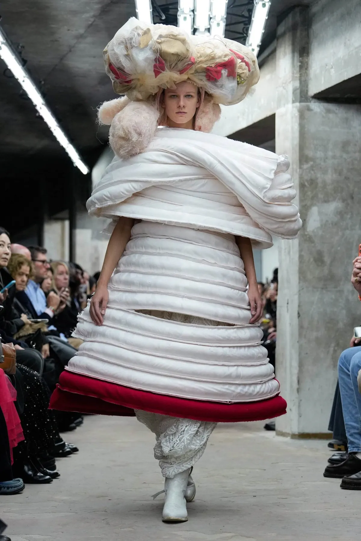 Comme des Garçons Xuân/Hè 2026: Vẻ đẹp trỗi dậy từ đống tro tàn Comme des Garçons Xuân/Hè 2026: Vẻ đẹp trỗi dậy từ đống tro tàn