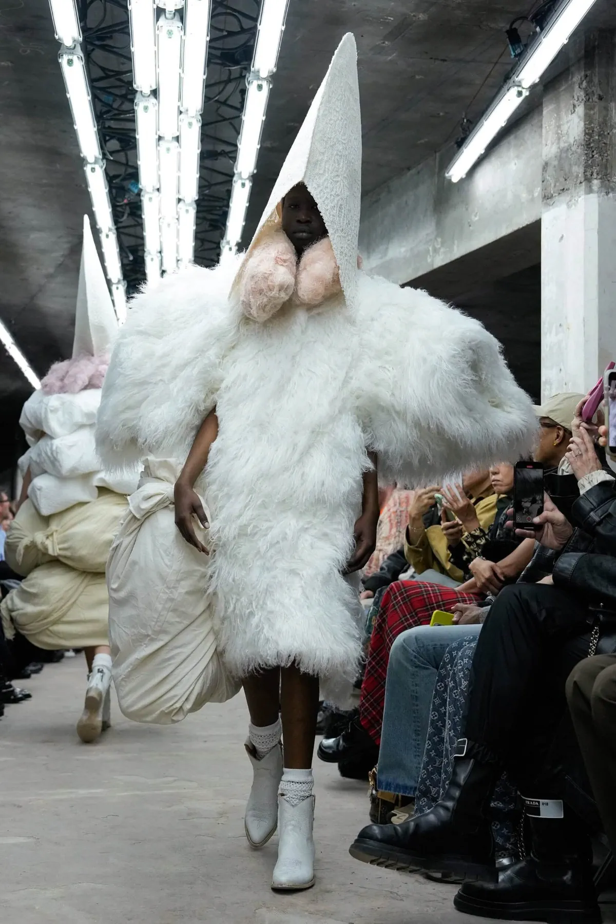 Comme des Garçons Xuân/Hè 2026: Vẻ đẹp trỗi dậy từ đống tro tàn Comme des Garçons Xuân/Hè 2026: Vẻ đẹp trỗi dậy từ đống tro tàn