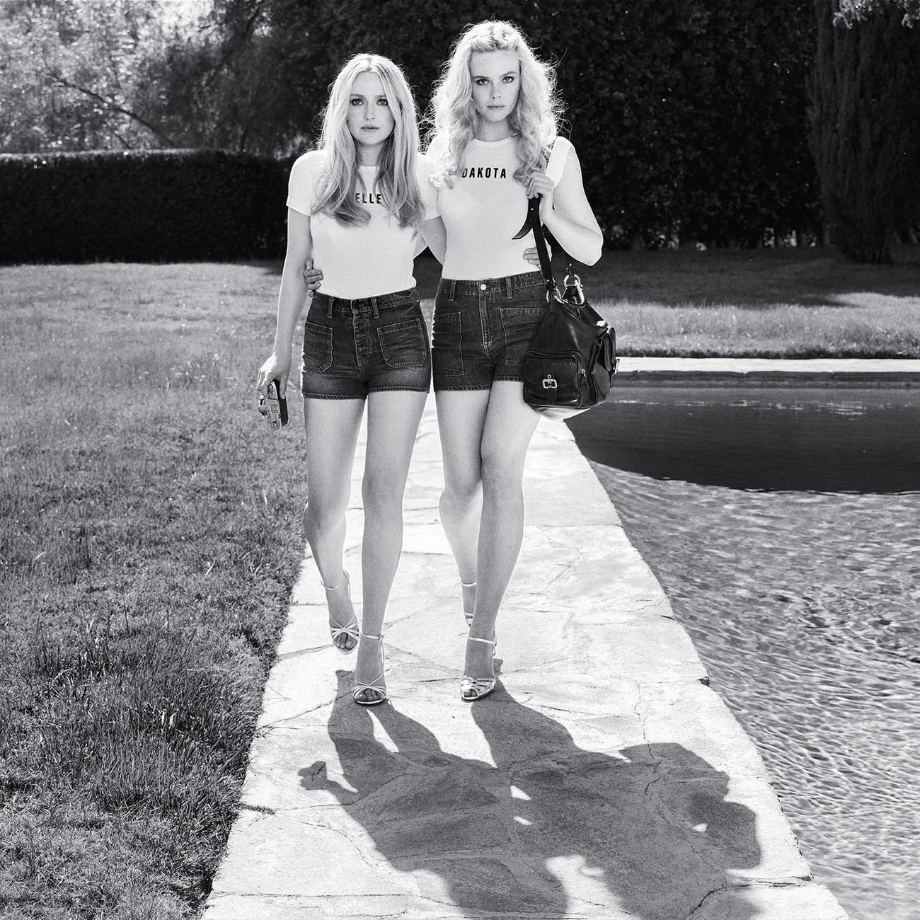 Vanity Fair 10/2025: Dakota Fanning và Elle Fanning chụp bởi Inez & Vinoodh Vanity Fair 10/2025: Dakota Fanning và Elle Fanning chụp bởi Inez & Vinoodh