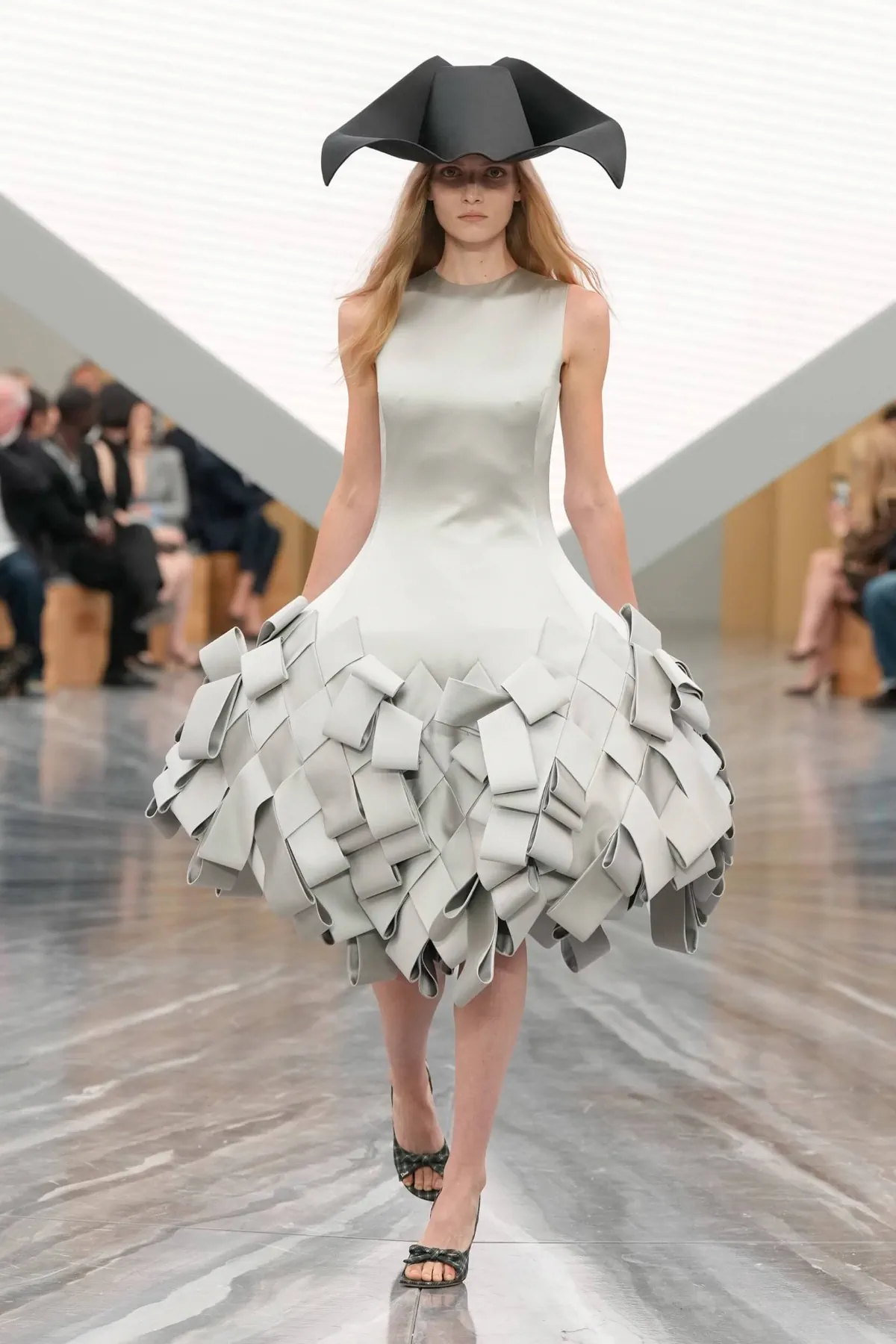 Dior Xuân/Hè 2026: Dấu ấn Jonathan Anderson Dior Xuân/Hè 2026: Dấu ấn Jonathan Anderson