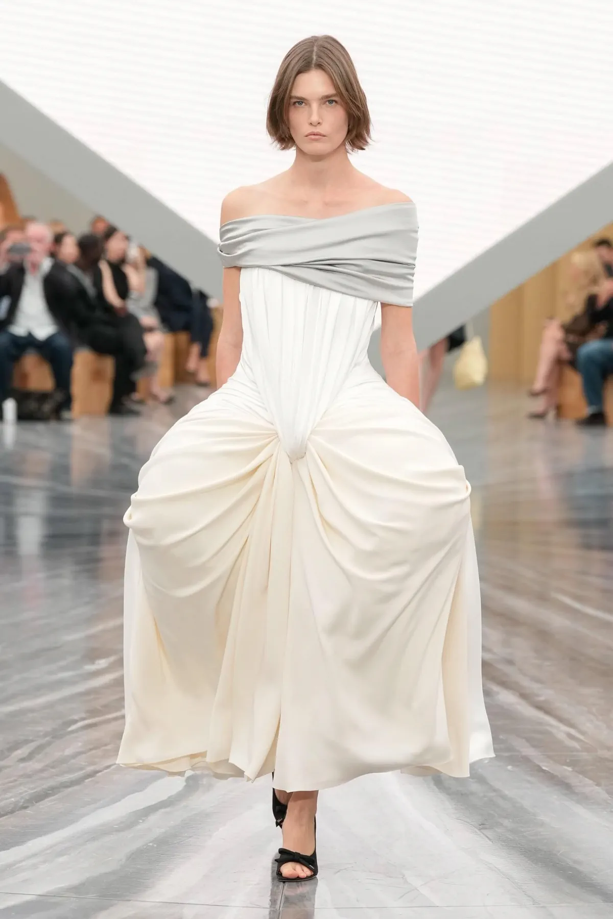 Dior Xuân/Hè 2026: Dấu ấn Jonathan Anderson Dior Xuân/Hè 2026: Dấu ấn Jonathan Anderson