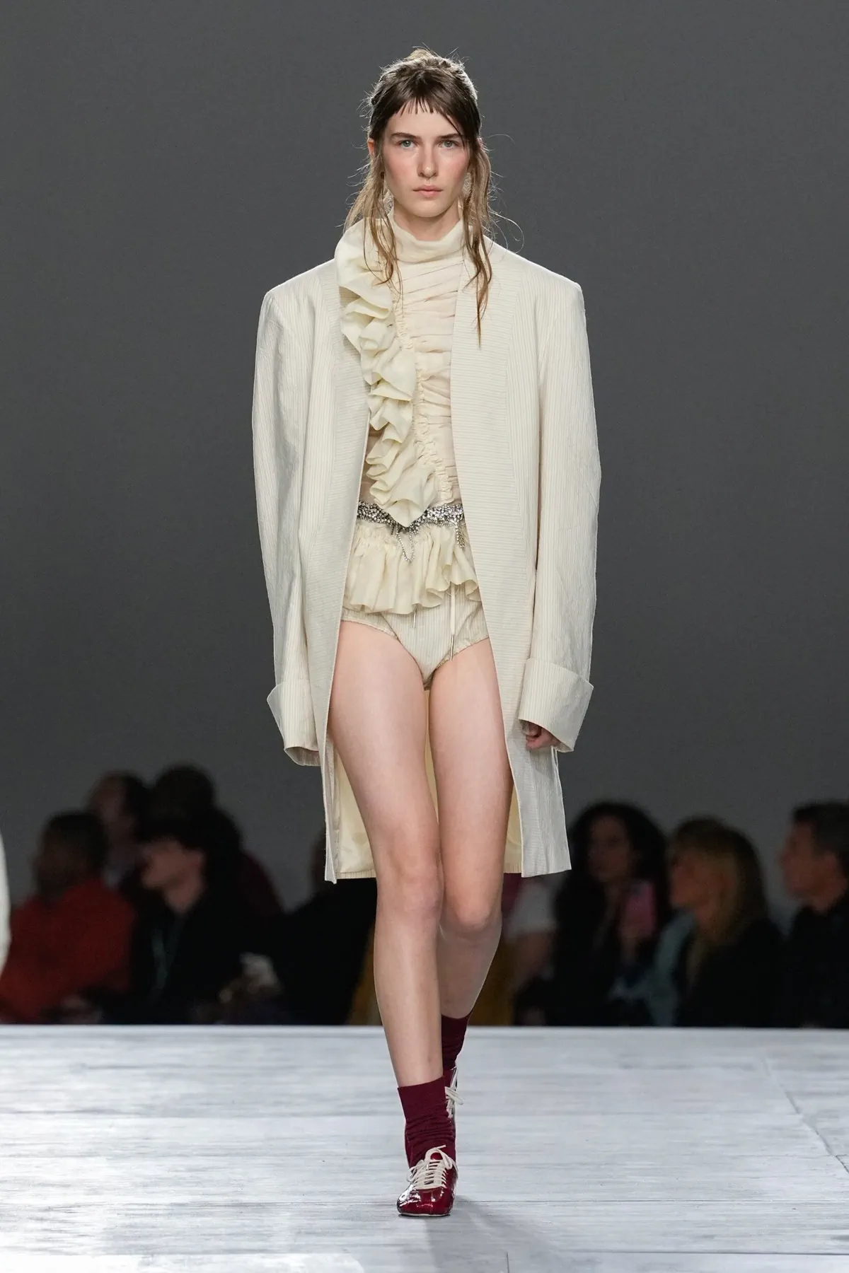 Dries Van Noten Xuân/Hè 2026 mang văn hóa lướt sóng lên sàn diễn Paris Dries Van Noten Xuân/Hè 2026 mang văn hóa lướt sóng lên sàn diễn Paris