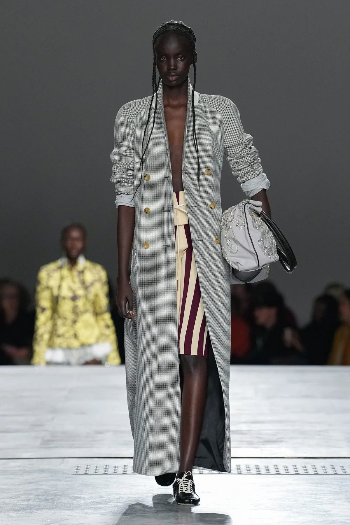 Dries Van Noten Xuân/Hè 2026 mang văn hóa lướt sóng lên sàn diễn Paris Dries Van Noten Xuân/Hè 2026 mang văn hóa lướt sóng lên sàn diễn Paris