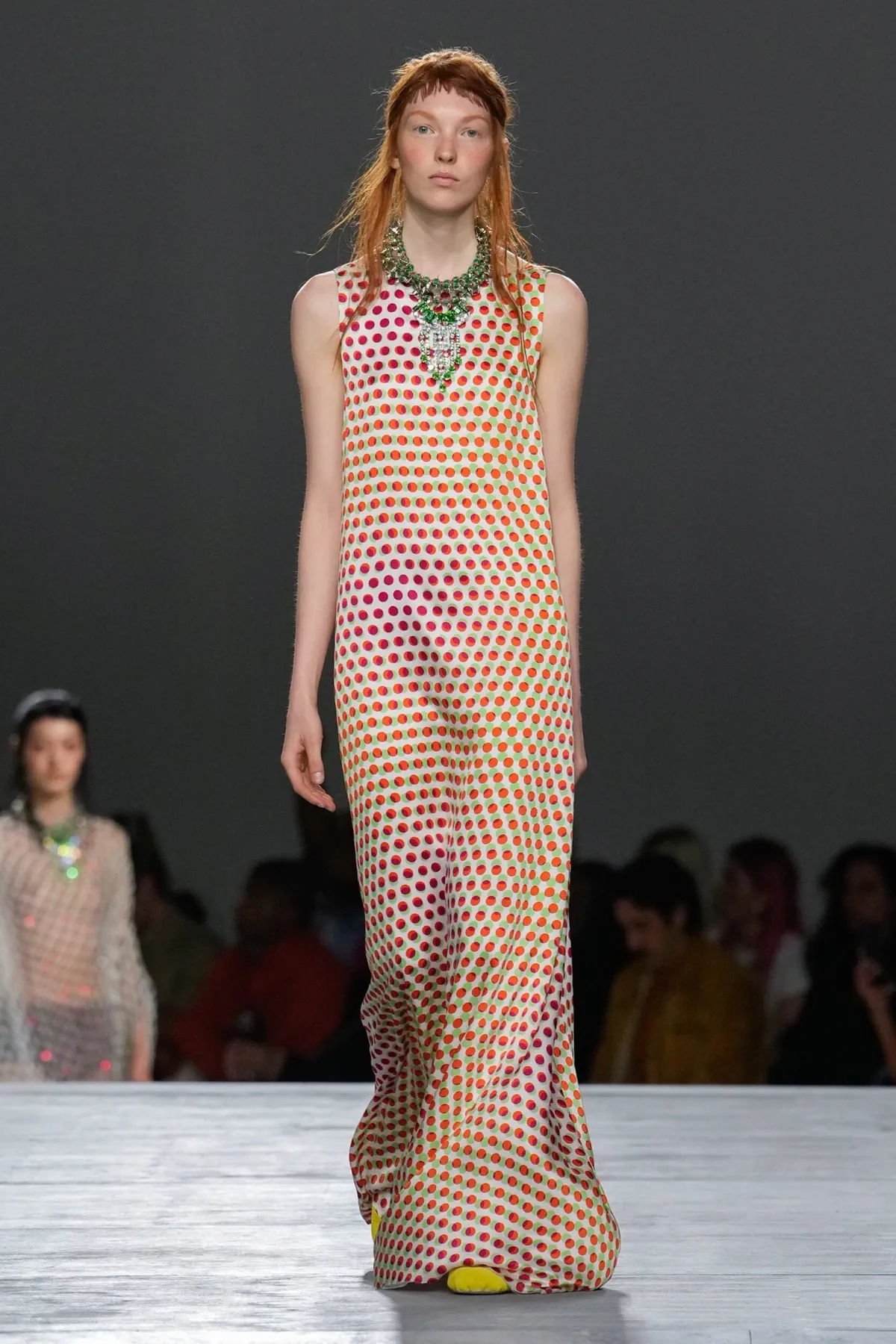 Dries Van Noten Xuân/Hè 2026 mang văn hóa lướt sóng lên sàn diễn Paris Dries Van Noten Xuân/Hè 2026 mang văn hóa lướt sóng lên sàn diễn Paris