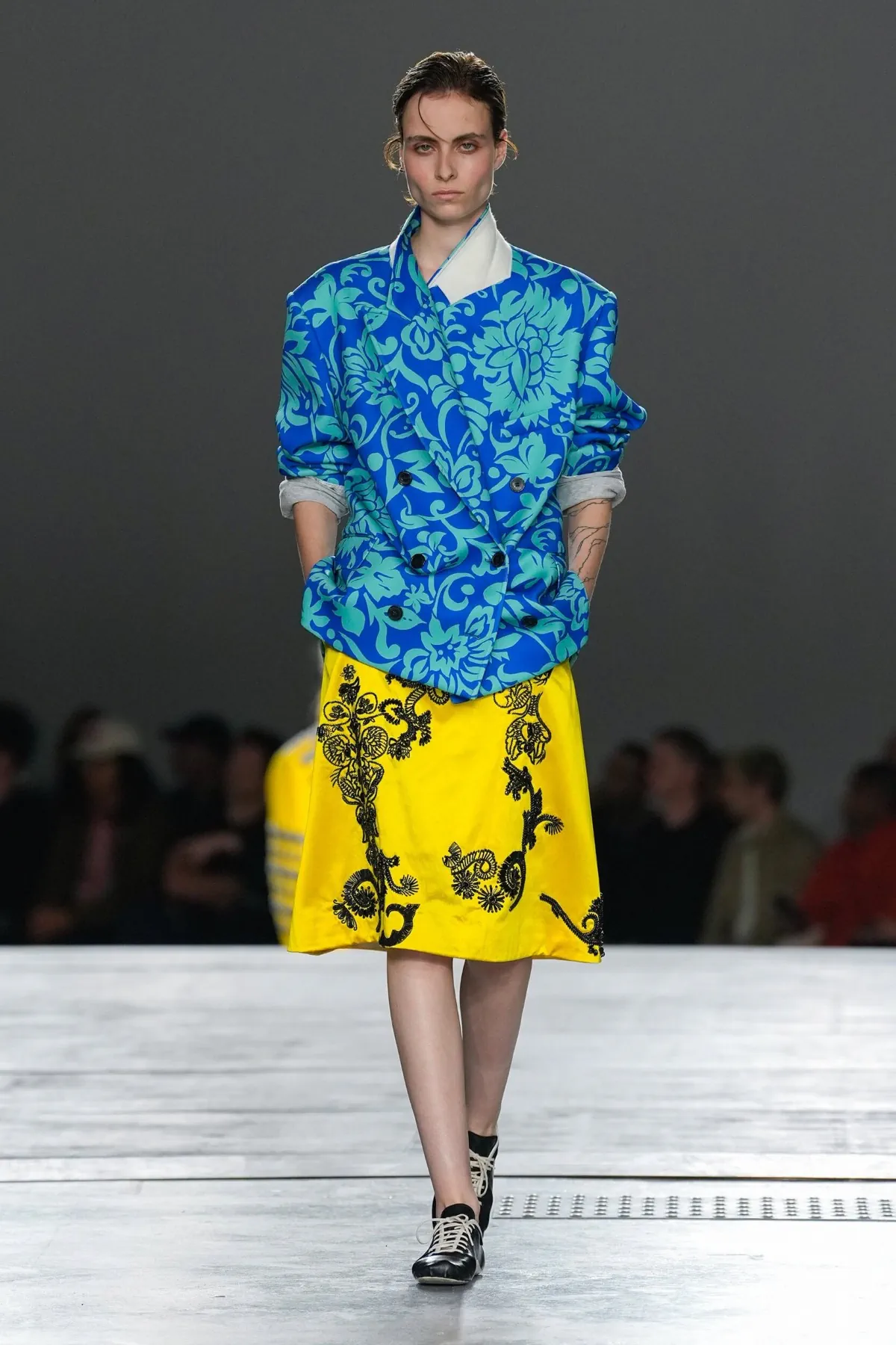 Dries Van Noten Xuân/Hè 2026 mang văn hóa lướt sóng lên sàn diễn Paris Dries Van Noten Xuân/Hè 2026 mang văn hóa lướt sóng lên sàn diễn Paris