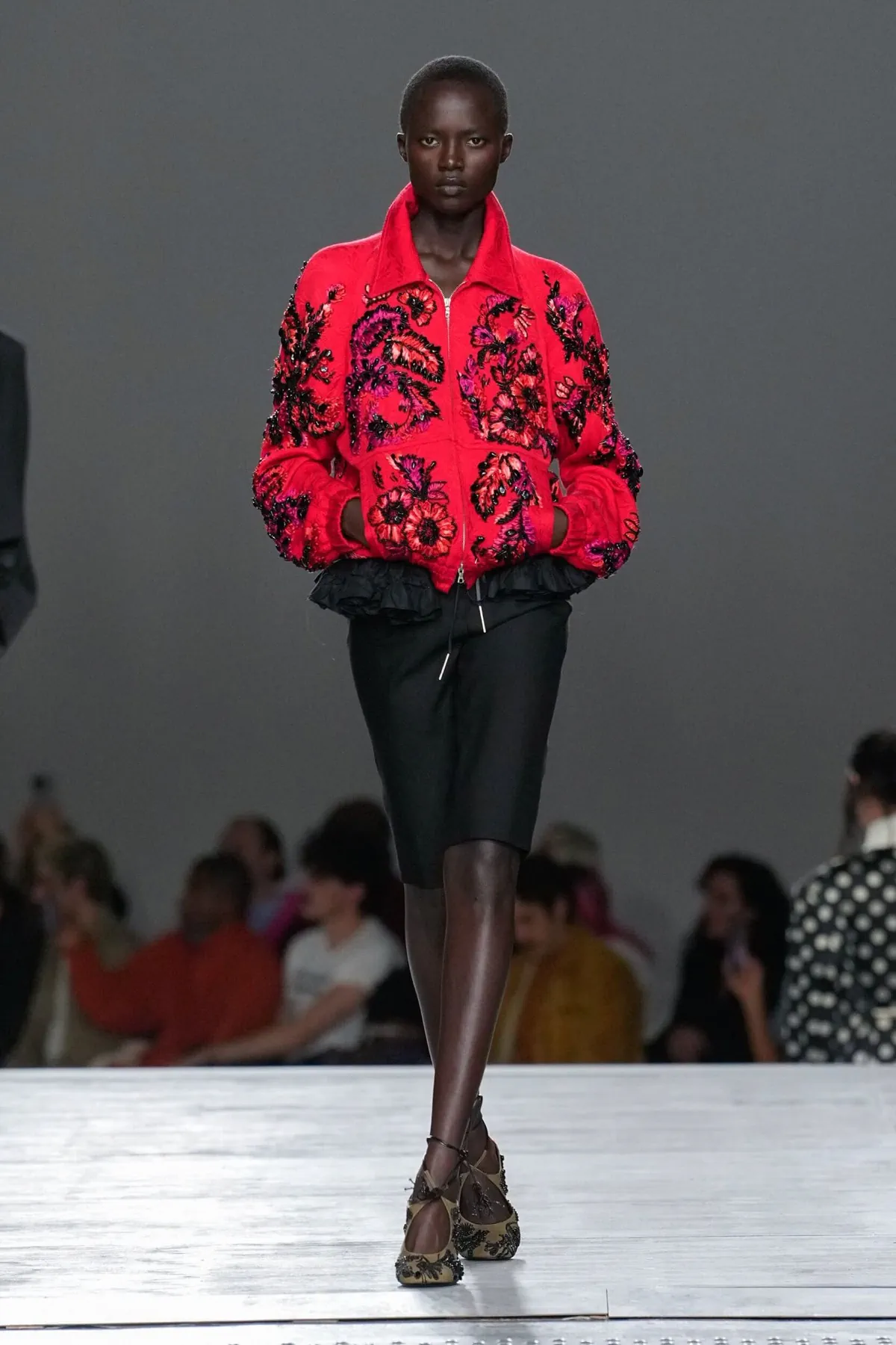 Dries Van Noten Xuân/Hè 2026 mang văn hóa lướt sóng lên sàn diễn Paris Dries Van Noten Xuân/Hè 2026 mang văn hóa lướt sóng lên sàn diễn Paris