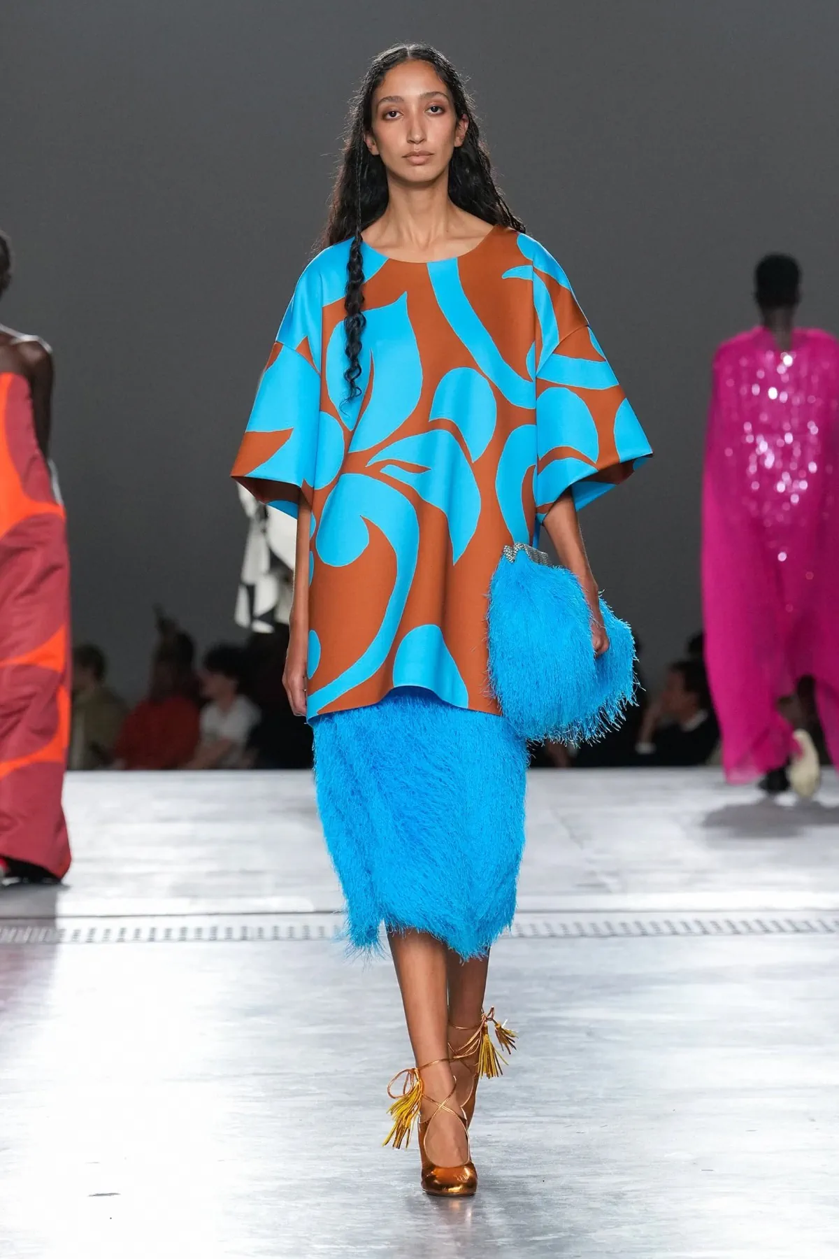 Dries Van Noten Xuân/Hè 2026 mang văn hóa lướt sóng lên sàn diễn Paris Dries Van Noten Xuân/Hè 2026 mang văn hóa lướt sóng lên sàn diễn Paris