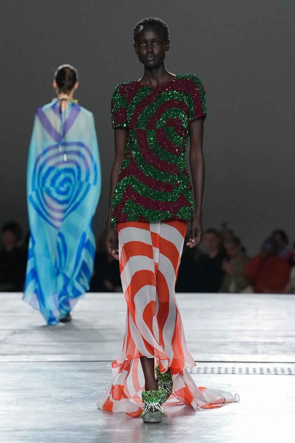Dries Van Noten Xuân/Hè 2026 mang văn hóa lướt sóng lên sàn diễn Paris Dries Van Noten Xuân/Hè 2026 mang văn hóa lướt sóng lên sàn diễn Paris