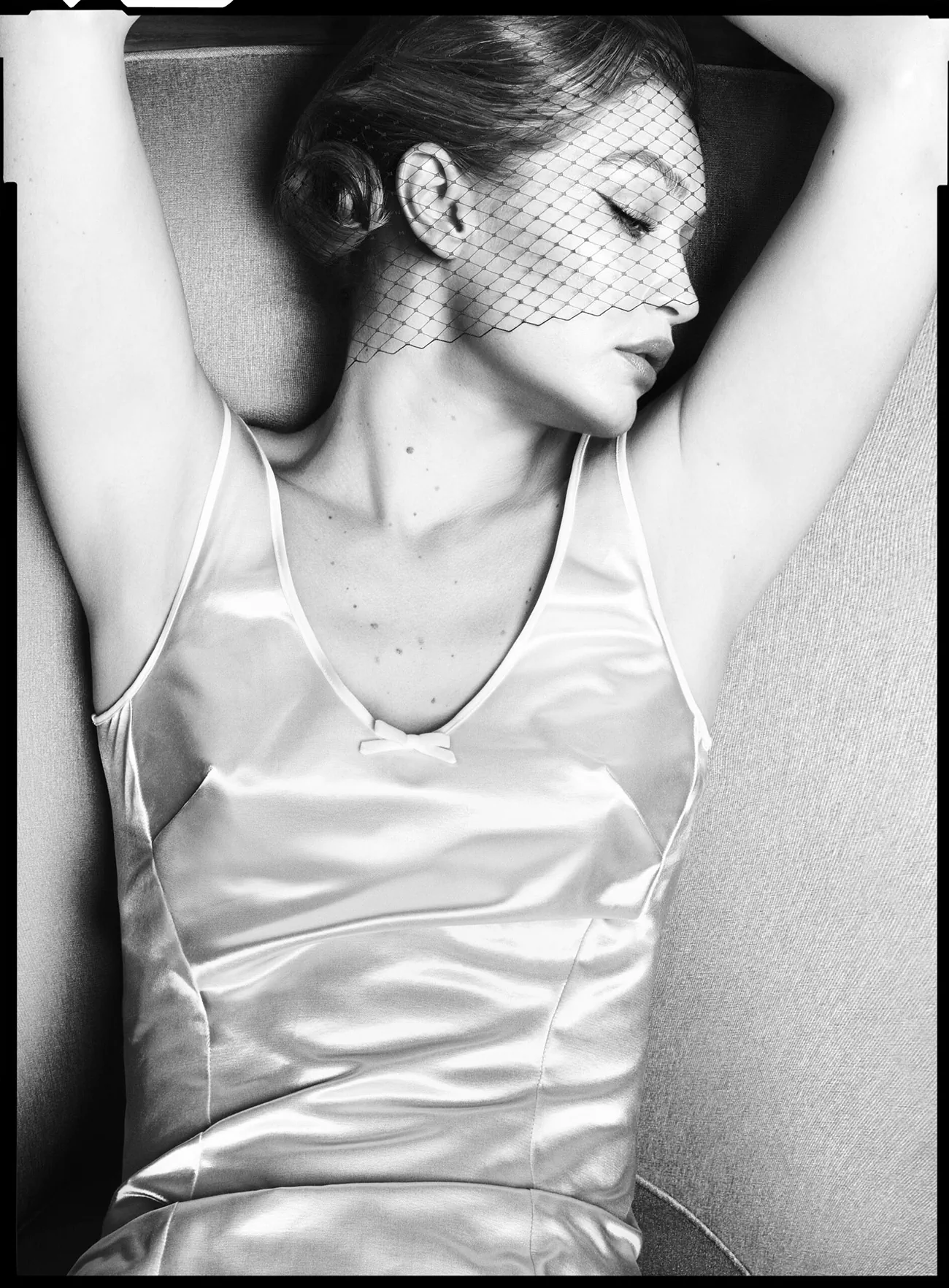 V Magazine Thu 2025: Gigi Hadid mặc Miu Miu, chụp bởi Luigi & Iango V Magazine Thu 2025: Gigi Hadid mặc Miu Miu, chụp bởi Luigi & Iango