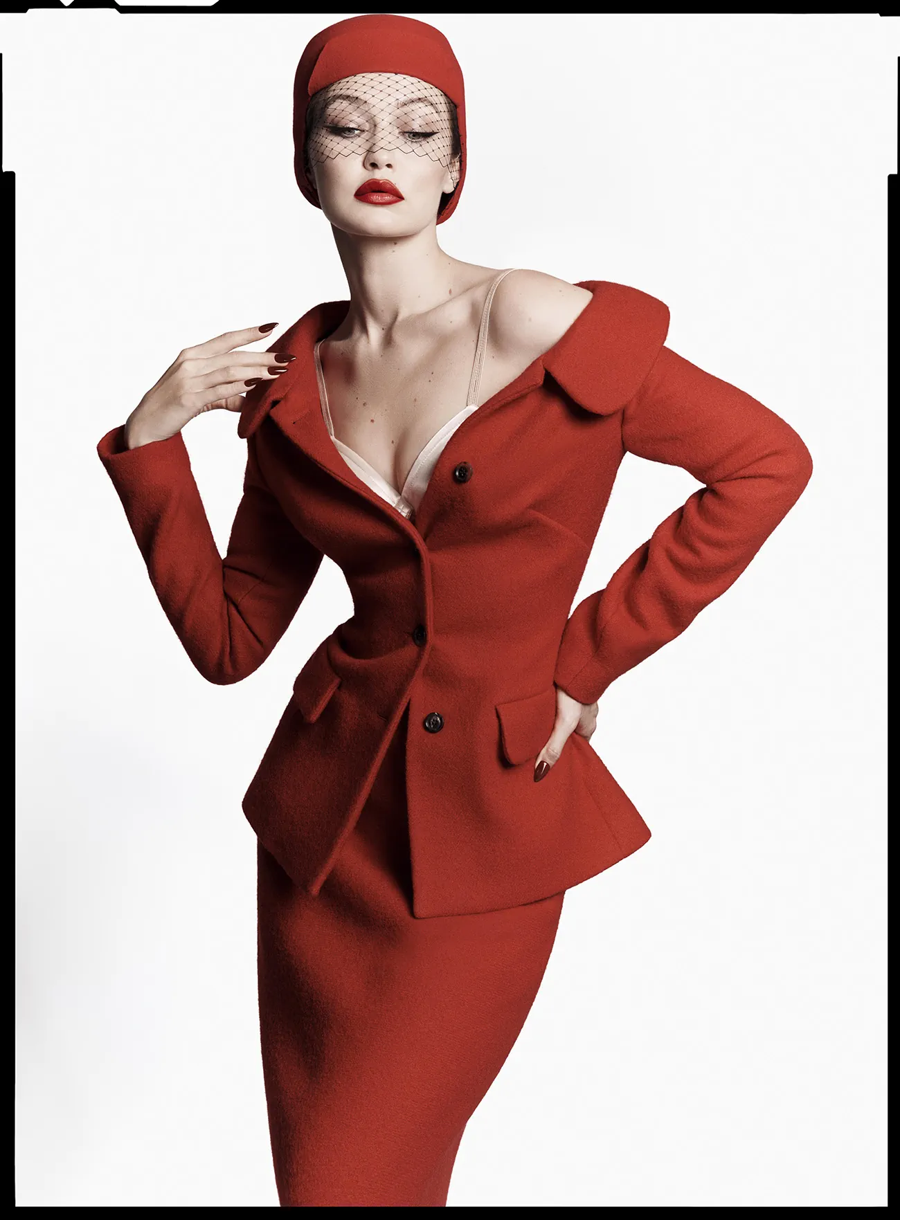 V Magazine Thu 2025: Gigi Hadid mặc Miu Miu, chụp bởi Luigi & Iango V Magazine Thu 2025: Gigi Hadid mặc Miu Miu, chụp bởi Luigi & Iango