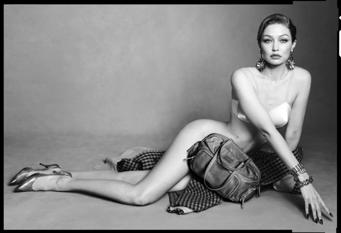 V Magazine Thu 2025: Gigi Hadid mặc Miu Miu, chụp bởi Luigi & Iango V Magazine Thu 2025: Gigi Hadid mặc Miu Miu, chụp bởi Luigi & Iango