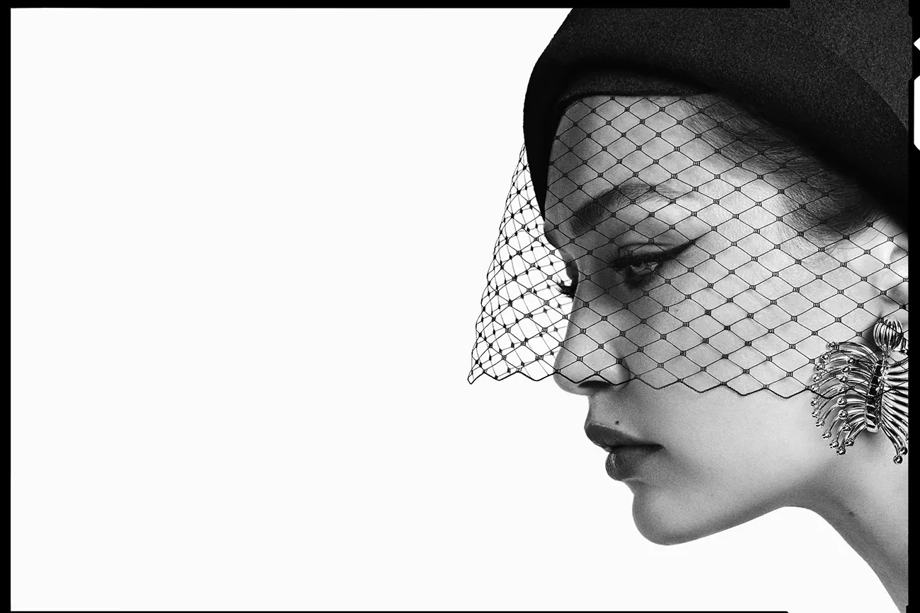 V Magazine Thu 2025: Gigi Hadid mặc Miu Miu, chụp bởi Luigi & Iango V Magazine Thu 2025: Gigi Hadid mặc Miu Miu, chụp bởi Luigi & Iango