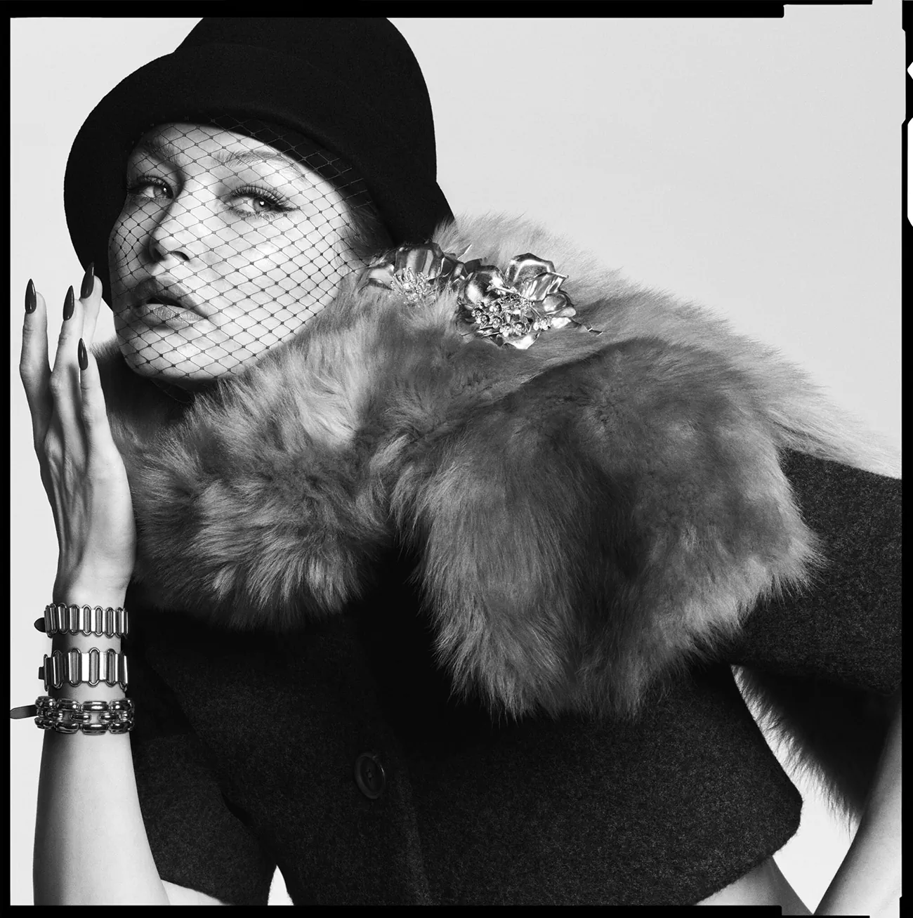 V Magazine Thu 2025: Gigi Hadid mặc Miu Miu, chụp bởi Luigi & Iango V Magazine Thu 2025: Gigi Hadid mặc Miu Miu, chụp bởi Luigi & Iango
