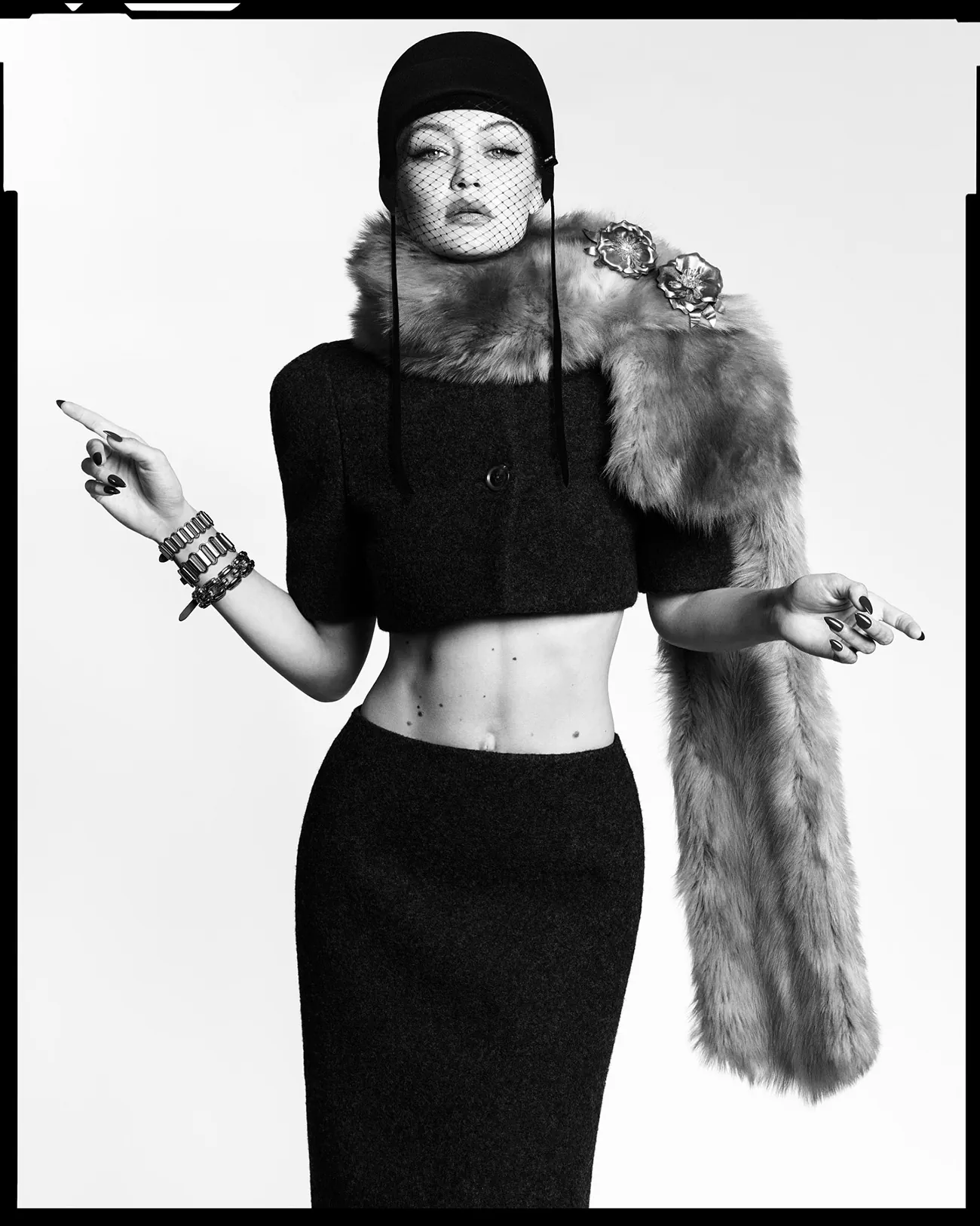 V Magazine Thu 2025: Gigi Hadid mặc Miu Miu, chụp bởi Luigi & Iango V Magazine Thu 2025: Gigi Hadid mặc Miu Miu, chụp bởi Luigi & Iango