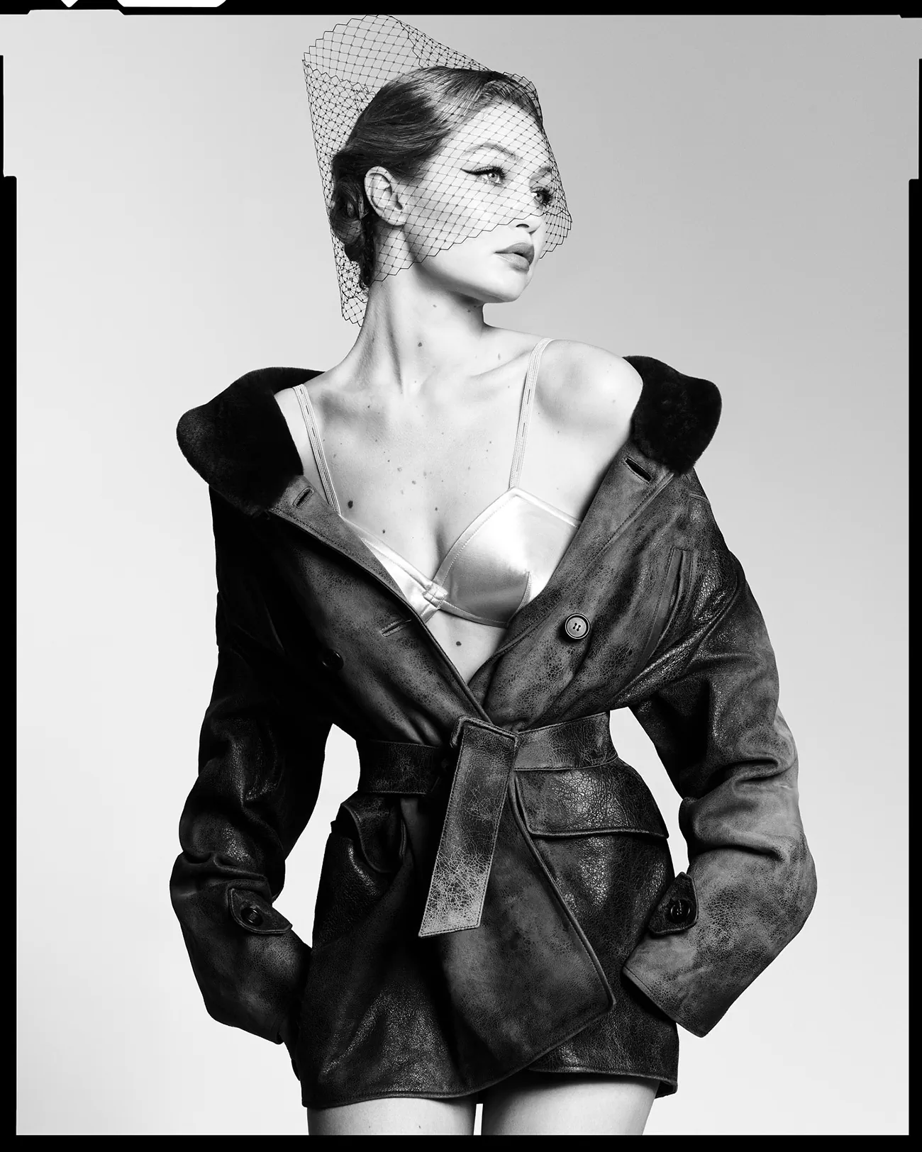 V Magazine Thu 2025: Gigi Hadid mặc Miu Miu, chụp bởi Luigi & Iango V Magazine Thu 2025: Gigi Hadid mặc Miu Miu, chụp bởi Luigi & Iango