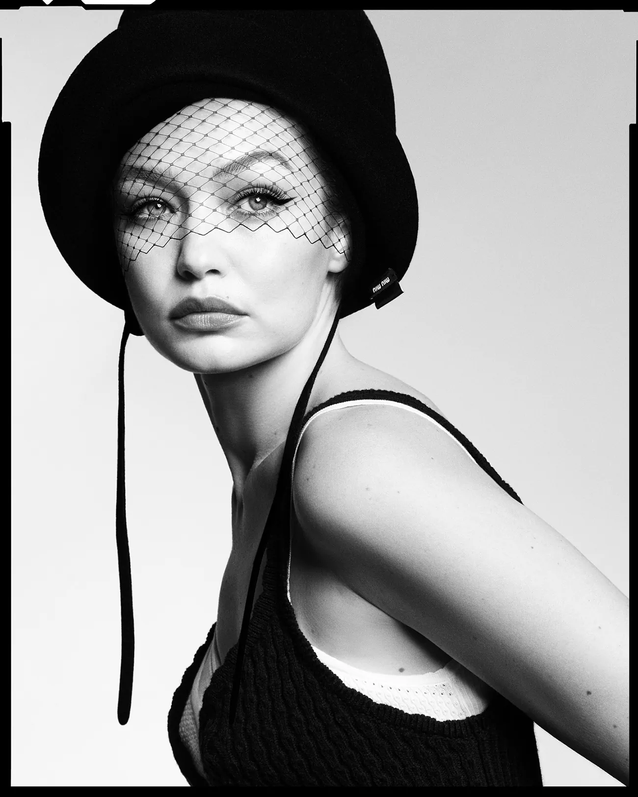 V Magazine Thu 2025: Gigi Hadid mặc Miu Miu, chụp bởi Luigi & Iango V Magazine Thu 2025: Gigi Hadid mặc Miu Miu, chụp bởi Luigi & Iango