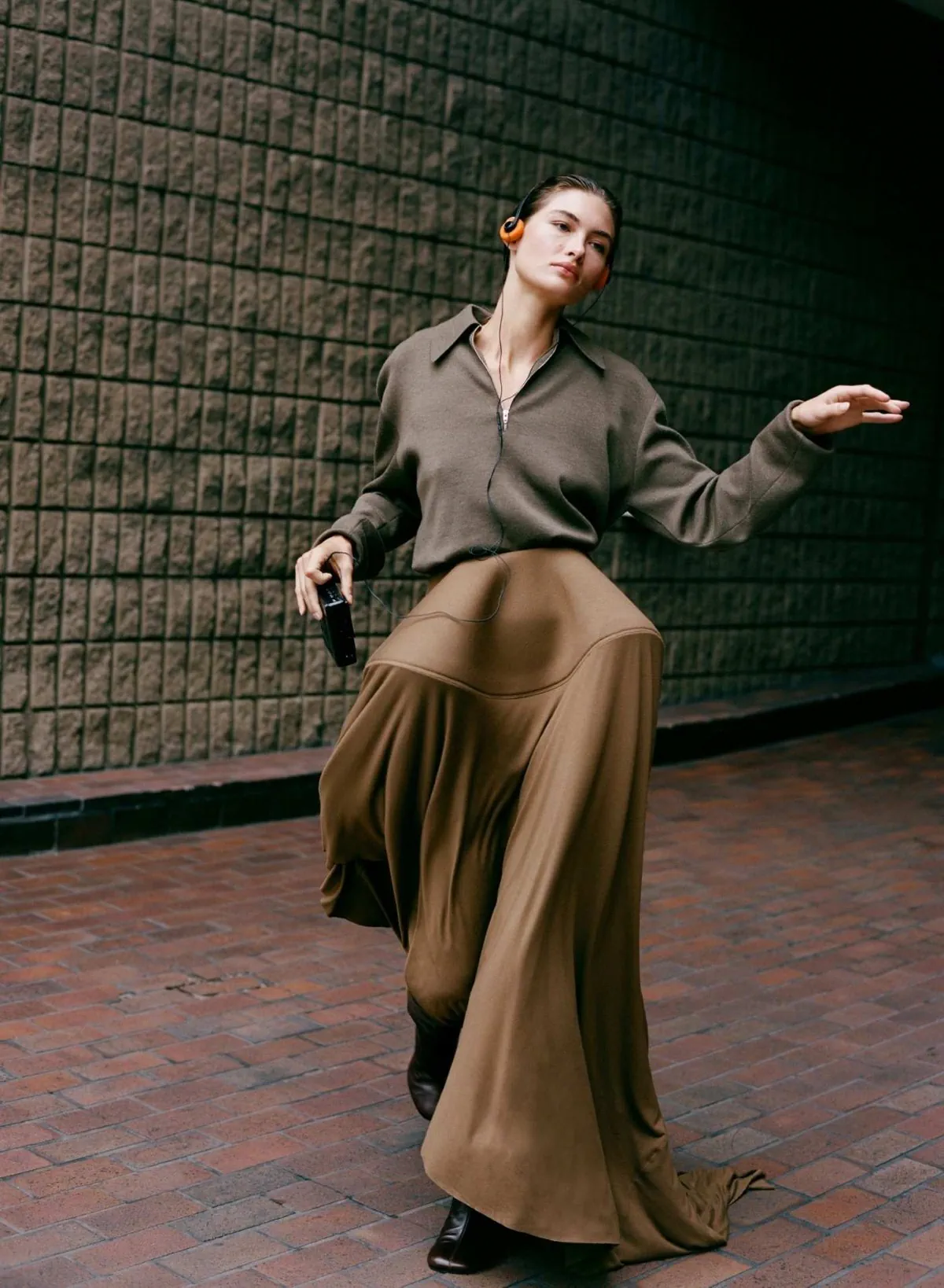 How To Spend It 04/10/2025: Grace Elizabeth chụp bởi Max Farago How To Spend It 04/10/2025: Grace Elizabeth chụp bởi Max Farago